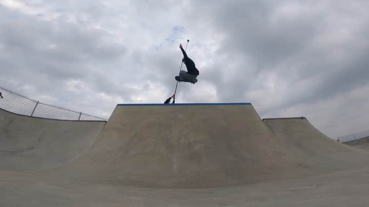 笹岡建介のインスタグラム：「🚀🚀🚀  🎥@cgtomoyuki   @mktaxi.jp @dcshoes_japan @dorcus_tbs @bern_japan @stance_japan @skullcandyjapan @independenttrucks @rictawheels @minirampsteez @goprojp  #mktaxi#dcshoesjapan #dcshoes #skullcandyjapan #bells #independenttrucks #triforce_k #hi_5 #dorcus_tbs #6556skateboarding #divisio#fivecrossskatepark #showgekiskateboards #13mind#bern#bernjapan#make___#skate#skateboard #instagood #skatecrunch #skatecrunchmag #minirampsteez #gopro #goproのある生活 #湘南 #鵠沼海岸 #fff #fashion #instagram」