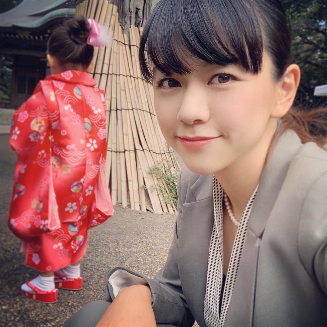 虎南有香のインスタグラム：「後ろ姿を見て今までとこれからを感じる。感慨深い😌💕 #七五三 #おめでとう #長女 #千歳飴欲しいから頑張った」