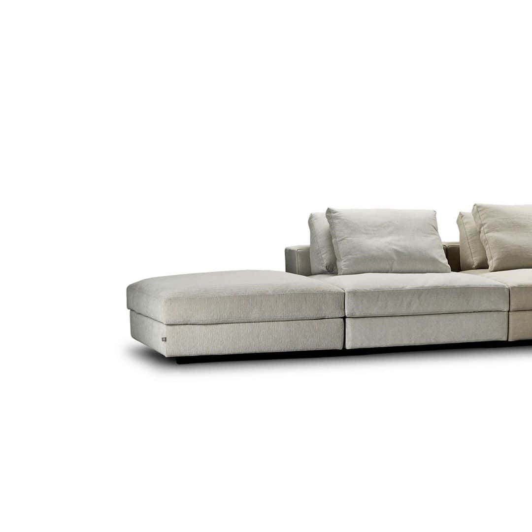 eilersenのインスタグラム：「We all know the feeling of being a place we like. That's why we say: Enjoy an Eilersen. That a piece of furniture carries the Eilersen name is a guarantee of excellent quality, unique comfort and exceptional durability. ⁠⠀ •⁠⠀ •⁠⠀ •⁠⠀ #eilersen #eilersenfurniture #myeilersen #greatpampas #interiordesign #homedecor #sofa #danishdesign #inredning #finahem #interiorlovers #interiordesign #modernliving #minimalism #nordiskehjem #nordicinspiration #nordicliving #craftsmanship #luxurylifestyle #boligindretning #designinterior #livingroominspo #boliginspiration #softminimalism #hemindredning #schönerwohnen #nordicminimalism」