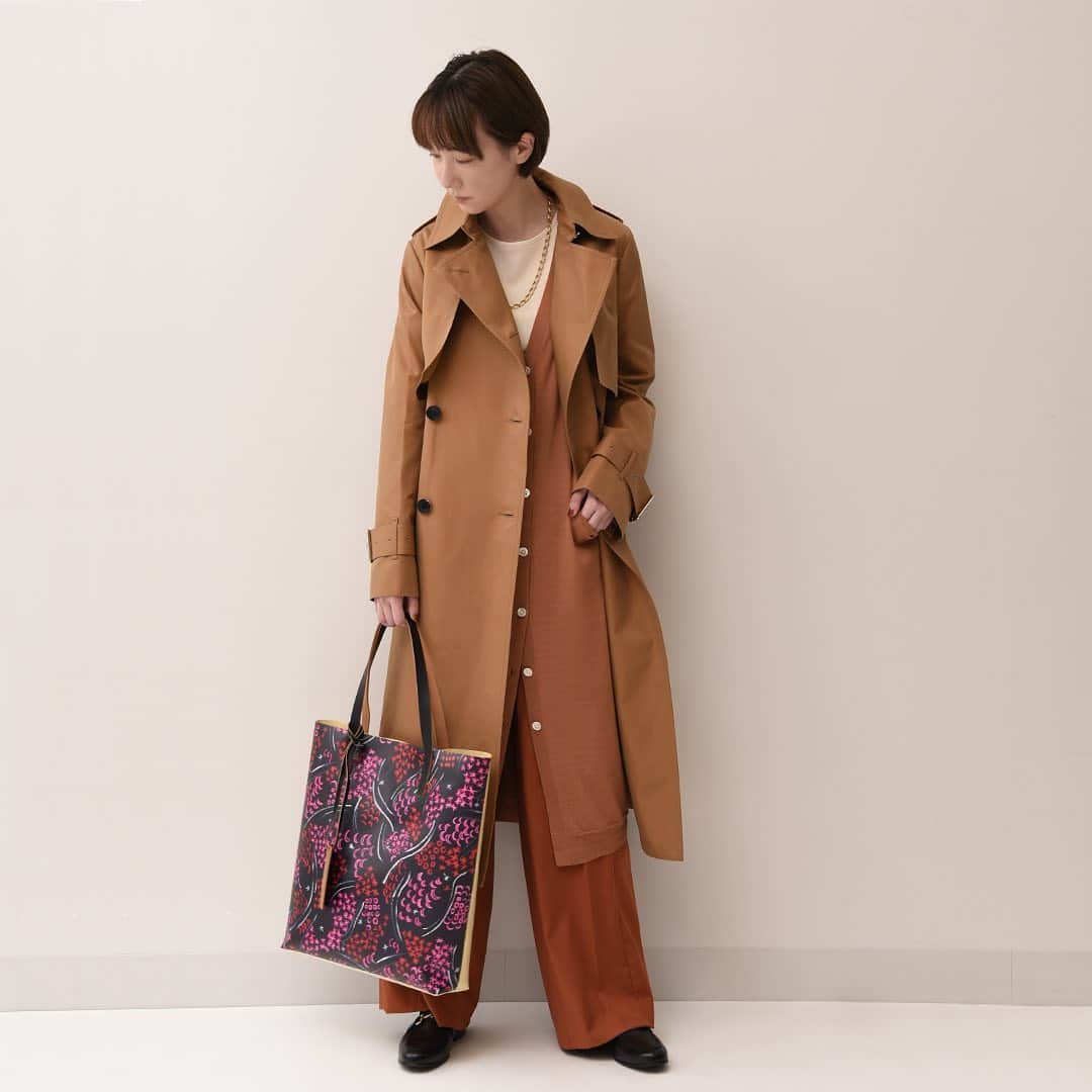 のインスタグラム：「//Styling Room// 『Style Note』がこの秋リニューアル！  ストデパの専属スタイリストに加え、ゲストスタイリストによる最旬コーディネートをご紹介。 今月はテレビや舞台等で活躍しているスタイリスト事務所CORAZON所属のトップスタイリスト3名が登場します💁‍♀️  過ごしやすい今の季節にぴったりのリラックススタイルや、ビデオ会議でも着映えするリモート勤務時向けコーディネートなど、スタイリスト事務所CORAZON所属のトップスタイリスト3名が、ニューノーマルな日々を楽しくするスタイリングを公開中。深まりゆく彩りの秋。自由な気分で心地いい装いに身を包んで。  coordinate / Guest Stylist  三好マリコ New Normal コーデ 【身に纏う秋色季節とリンクした秋のグラデーションをコーデで楽しむ】  🔗 スタイリストの紹介＆スタイリングは @stripedepartment プロフィールURLよりご覧いただけます。 ▶︎ストデパ公式twitter：ストデパスタイリストが撮影中の裏側やアザーカットなどを呟いています！フォロー＆いいね＆リツイートをお願いします👍  #ストデパ_StylingRoom ﻿ #ストデパ #ストライプデパートメント #stripedepartment﻿ #ストデパwomen #パーソナルスタイリスト #womensstyling #スタイリング #コーディネート #コーデ #ファッションコーデ  #最旬スタイル #ootd﻿  #大人コーデ #大人カジュアル #秋コーデ #2020AW #AutmnWinter #stylenote #スタイルノート」