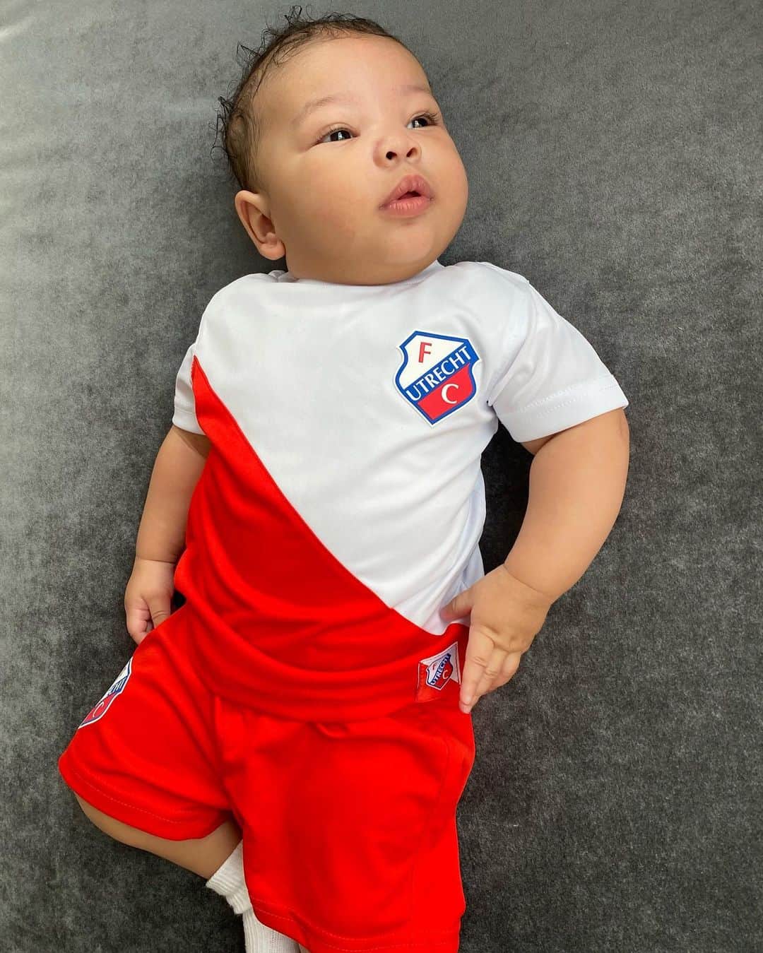 ウルビー・エマヌエルソンさんのインスタグラム写真 - (ウルビー・エマヌエルソンInstagram)「Someone is ready for the game 🔴⚪️➖ ❌❌❌ My biggest supporter♥️ #specialgame  #matchday #fcutrecht #letsgo」11月8日 18時00分 - urby28