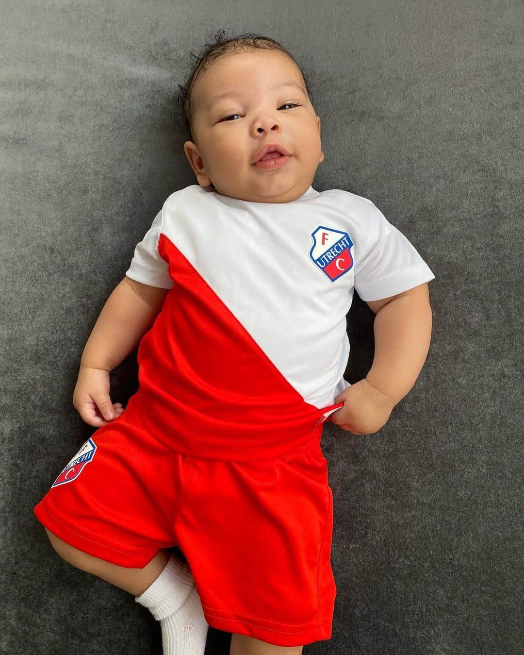 ウルビー・エマヌエルソンのインスタグラム：「Someone is ready for the game 🔴⚪️➖ ❌❌❌ My biggest supporter♥️ #specialgame  #matchday #fcutrecht #letsgo」