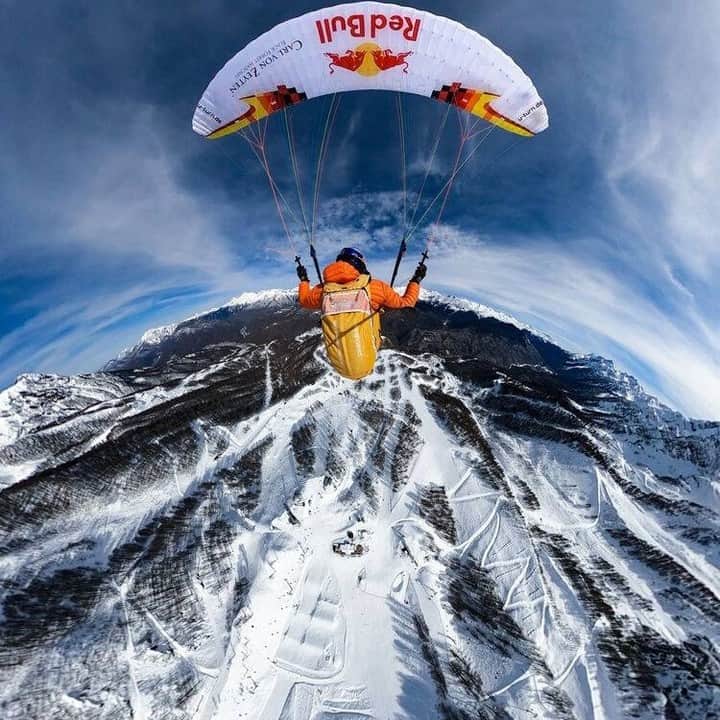 レッドブルさんのインスタグラム写真 - (レッドブルInstagram)「the view from up here is alright, isn't it? 😍   🦅 : @egorposokhin  📸 : @shakuto  #redbull #givesyouwiiings #paragliding #adventure #explore #fly」11月8日 17時58分 - redbull