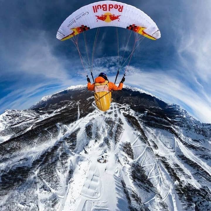 レッドブルのインスタグラム：「the view from up here is alright, isn't it? 😍   🦅 : @egorposokhin  📸 : @shakuto  #redbull #givesyouwiiings #paragliding #adventure #explore #fly」