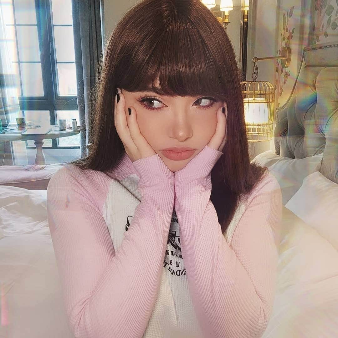 ヤンニーン・ワイゲルのインスタグラム：「I miss being outside ･ﾟ･(｡>ω<｡)･ﾟ･」