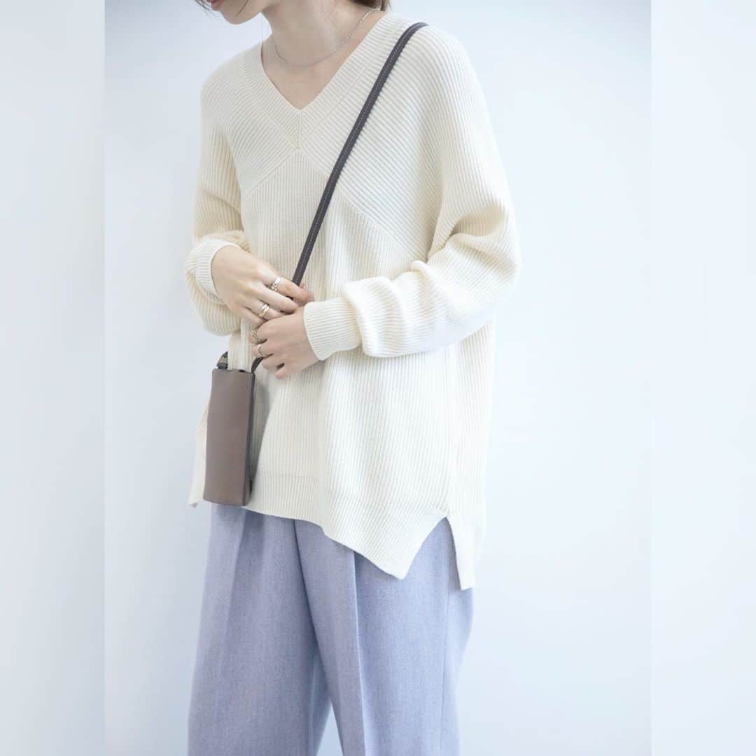 INDIVIのインスタグラム：「- knit styling -﻿ ﻿ ﻿ リラックス感のあるざっくりとしたニット。﻿ シンプルながら切り替えや、ヘムラインディティールでミニマムなデザインを一新。﻿ パンツとのスタイリングはもちろん、スカートとも相性抜群です。﻿ ﻿ ﻿ ✴︎knit.¥17,050(税込)﻿ ✴︎no.127-19435﻿ ﻿ ✴︎pants.¥19,250(税込)﻿ ✴︎no.127-69061﻿ ﻿ ﻿ #INDIVI﻿ #インディヴィ」