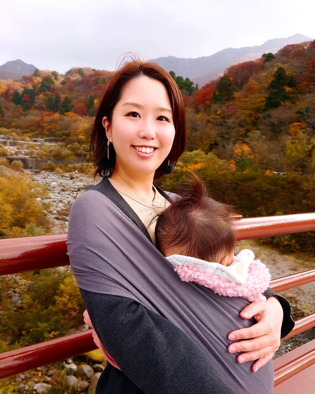 秦まりなさんのインスタグラム写真 - (秦まりなInstagram)「紅葉を見に大山に行ってきました！ あいにく空は曇っていましたが、それでも、色づいた山は見ているだけで癒されますね✨ 娘もにこにこ楽しそうでした✨ . この秋にオープンした『大山時間Shop』さん(@daisenjikan )にも立ち寄りました✨ 権現だんごにジェラート…どちらもとっても美味しかった！！ 鳥取の星空を表現した星取ジェラートが売り切れていたので💦 次回はリベンジしたいなー！ . 立冬を過ぎ、暦の上ではもう冬ですが、深まる秋に癒された一日でした✨ (写真撮影の時だけマスク外しました💡)」11月8日 18時02分 - marina.hata