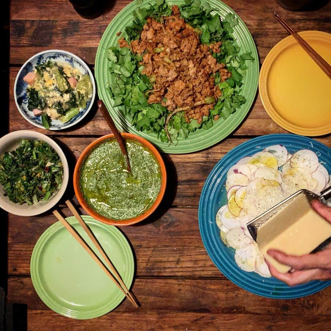 池内万作さんのインスタグラム写真 - (池内万作Instagram)「カブとパルミジャーノ・レッジャーノのサラダ。 パクチーと挽肉。 ほうれん草のメゼ。 イタリアン、中華、トルコが混在するイケウチ家らしい晩ごはんw 函南の野菜がともかく美味しい♪ #イケウチ家の食卓 #みちょ食堂」11月8日 18時02分 - mandeshita