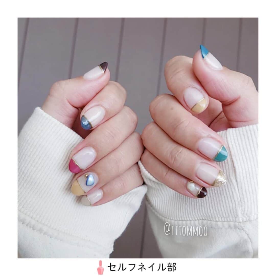 セルフネイル部 公式アカウントのインスタグラム：「(@tttommoo)さんの、﻿ 「スモーキーカラーぱっつんフレンチ」を紹介します💅﻿ ﻿ ○やり方﻿ 爪全体にアッシュグレーのシアーカラーにしてから、3分の1にカラージェルを塗ります。メタルジェルで境目を隠す様にラインを描きます。お好みで天然石などを乗せます。﻿ ﻿ ○アイテム﻿ お好みのスモーキーカラーのジェル、メタルジェル、天然石パーツ、ゴールドスタッズ﻿ ﻿ ○ポイント﻿ カラーのバリエーションによって印象も変わるので、お好みの組み合わせで是非お試しください。﻿ メタルジェルのラインは細い方が可愛いです。﻿ ﻿ 《セルフネイル部プロデューサー高橋からのコメント📝》﻿ ぱっつんフレンチ、ネーミングからデザインまで可愛いです🌿持っているカラーでアレンジがきくのも真似っこしたいですね💅﻿ ﻿ #ネイル#ジェルネイル#ジェル#セルフネイル#セルフネイル部#セルフジェルネイル#セルフジェル#マニキュア#ポリッシュ#ネイルアート#セルフジェルネイル部#ほぼ100均ネイル#ネイルシール#100均ネイル#美甲#셀프네일#ポリッシュネイル﻿ #nail#polish#selfnail#nailpolish#nails#japannail#nailart#instanail」