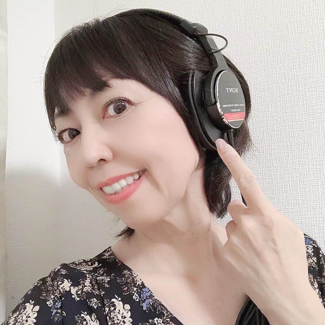 のインスタグラム：「ヘッドホン🎧届いたよ☺️ ・ いろいろと買い足しています。 ヘッドホンの他にもこの前届いたコンデンサーマイク、オーディオインターフェース、あとまだ届いてないけどタブレットも✨ ・ 宅録環境だけでなく、出先での急な受注にも対応できるようにしようと思います✨ ・ #それにしてもあったかい一日だったね☺️  #headphones #sony #monitorheadphones  #voiceover #voiceactor #japanesevoiceover  #ナレーター #西原さおり  #こんな声です → @saolisample  #映像 #映像制作 #映像クリエイター #映像クリエイターと繋がりたい」