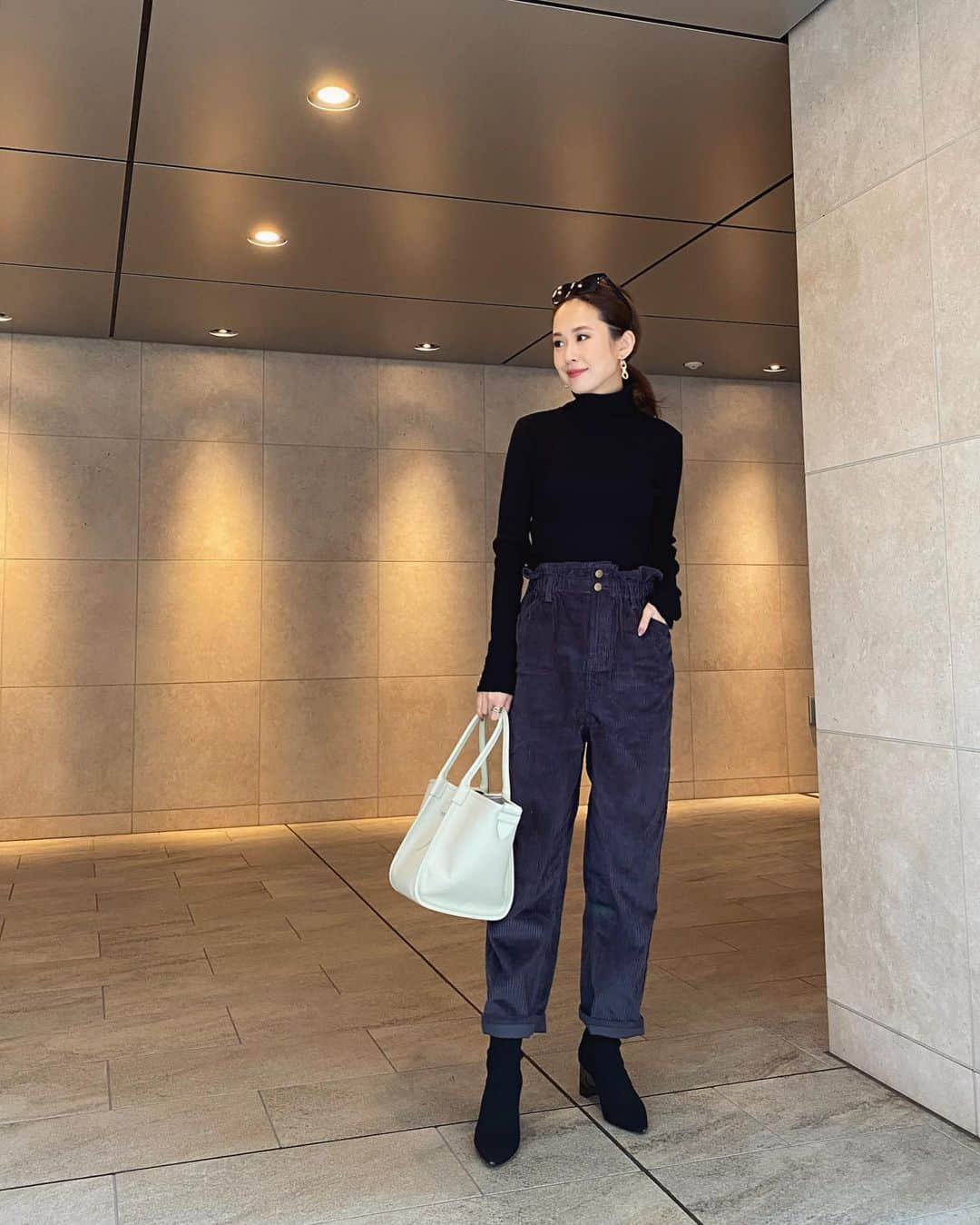 MAICOさんのインスタグラム写真 - (MAICOInstagram)「#outfit  Pants... @classicalelf_official  ウエストのギャザーがポイントのコーデュロイパンツ。  大人っぽく履きたかったのでチャコールグレーにしました。  暖かくて履きやすいです😊  #クラシカルエルフ#classicalelf #エルフコーデ#コーデュロイ#コーデュロイパンツ#ハイウエストパンツ#秋コーデ#今日の服#今日のコーデ #コーデ記録#pr」11月8日 18時04分 - maico0327