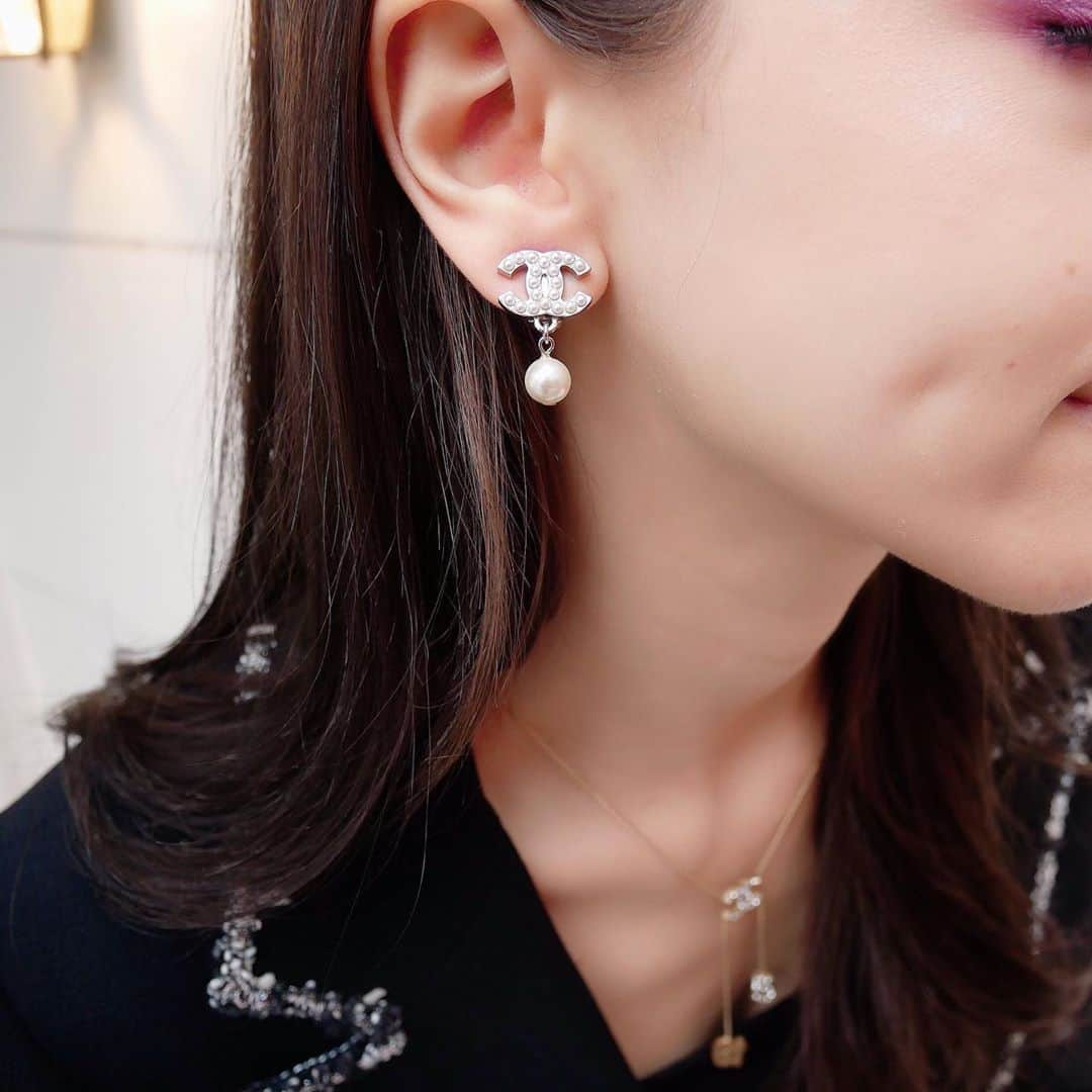 Vintage Brand Boutique AMOREさんのインスタグラム写真 - (Vintage Brand Boutique AMOREInstagram)「Chanel pearl silver earrings   STORE LIMITED ITEM DM us to order  ✈️ Free Shipping Worldwide 📩 DM for more info ➡️ info@amorevintagetokyo.com   #AMOREvintage #AMORETOKYO #tokyo #Omotesando #Aoyama #harajuku #vintage #vintageshop #ヴィンテージ #ヴィンテージショップ #アモーレ #アモーレトーキョー #表参道 #青山 #原宿#東京 #chanel #chanelvintage #vintagechanel #ヴィンテージ #シャネル #ヴィンテージシャネル #シャネルヴィンテージ #amoreomotesando #アモーレ表参道」11月8日 18時05分 - amore_tokyo