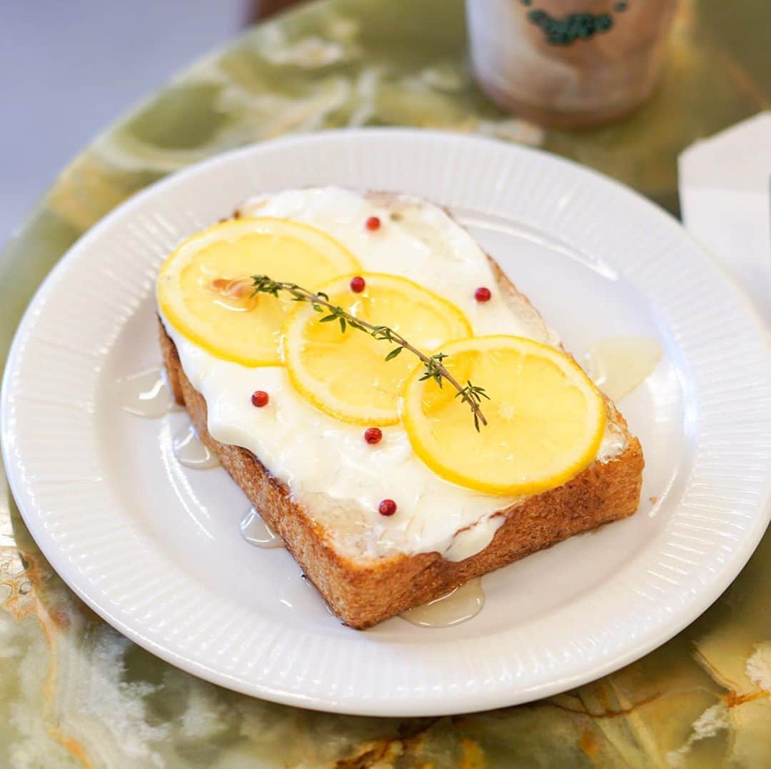 Aiさんのインスタグラム写真 - (AiInstagram)「﻿ 【 rag & bone coffee 】﻿ ﻿ アパレルブランド @ragandbone が運営するカフェ☕️﻿ ﻿ ■HONEY&LEMON／650円﻿ ﻿ @thelittlebakerytokyo の全粒粉トーストに、﻿ ヨーグルト・クリームチーズ・蜂蜜・レモンの間違いない組み合わせ୨୧ ﻿ ただピンクペッパーは苦手なので退けていただきましたʕ；ᴥ；ʔ﻿ ﻿ 次はピーナツバターとバナナのトースト食べたいなぁ♬*ﾟ﻿ ﻿ ﻿ ‥…━━ *‥…━━ *　‥…━━ *　‥…━━ * ﻿ ﻿ rag & bone coffee﻿ ﻿ 住所：東京都渋谷区神宮前5-12-3﻿ 電話番号：03-6805-1630﻿ 営業時間：9:00〜19:30（LO19:00）﻿ 定休日：無休﻿ ﻿ ‥…━━ *‥…━━ *　‥…━━ *　‥…━━ * ﻿ ﻿ ﻿ #ragandbonecoffee #ragandbone #表参道ランチ #表参道グルメ  #東京ランチ #表参道カフェ #原宿カフェ #東京カフェ #カフェスタグラム #カフェめぐり #原宿グルメ #表参道 #原宿  #東京グルメ #カフェ巡り #カフェ好きな人と繋がりたい  #cafegourmet  #tokyocafe  #cafestagram」11月8日 18時10分 - ai_mahalo