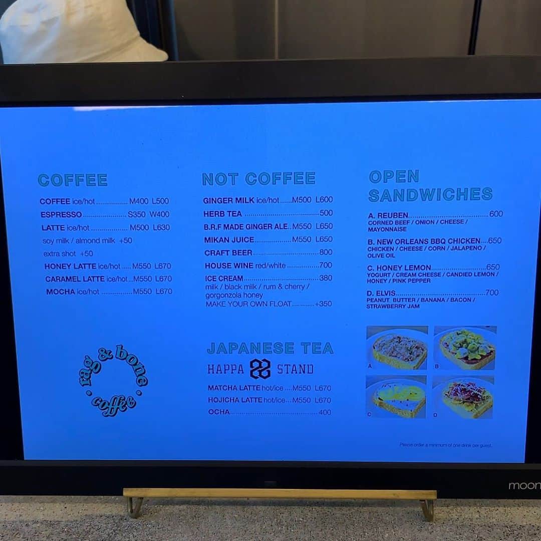 Aiさんのインスタグラム写真 - (AiInstagram)「﻿ 【 rag & bone coffee 】﻿ ﻿ アパレルブランド @ragandbone が運営するカフェ☕️﻿ ﻿ ■HONEY&LEMON／650円﻿ ﻿ @thelittlebakerytokyo の全粒粉トーストに、﻿ ヨーグルト・クリームチーズ・蜂蜜・レモンの間違いない組み合わせ୨୧ ﻿ ただピンクペッパーは苦手なので退けていただきましたʕ；ᴥ；ʔ﻿ ﻿ 次はピーナツバターとバナナのトースト食べたいなぁ♬*ﾟ﻿ ﻿ ﻿ ‥…━━ *‥…━━ *　‥…━━ *　‥…━━ * ﻿ ﻿ rag & bone coffee﻿ ﻿ 住所：東京都渋谷区神宮前5-12-3﻿ 電話番号：03-6805-1630﻿ 営業時間：9:00〜19:30（LO19:00）﻿ 定休日：無休﻿ ﻿ ‥…━━ *‥…━━ *　‥…━━ *　‥…━━ * ﻿ ﻿ ﻿ #ragandbonecoffee #ragandbone #表参道ランチ #表参道グルメ  #東京ランチ #表参道カフェ #原宿カフェ #東京カフェ #カフェスタグラム #カフェめぐり #原宿グルメ #表参道 #原宿  #東京グルメ #カフェ巡り #カフェ好きな人と繋がりたい  #cafegourmet  #tokyocafe  #cafestagram」11月8日 18時10分 - ai_mahalo