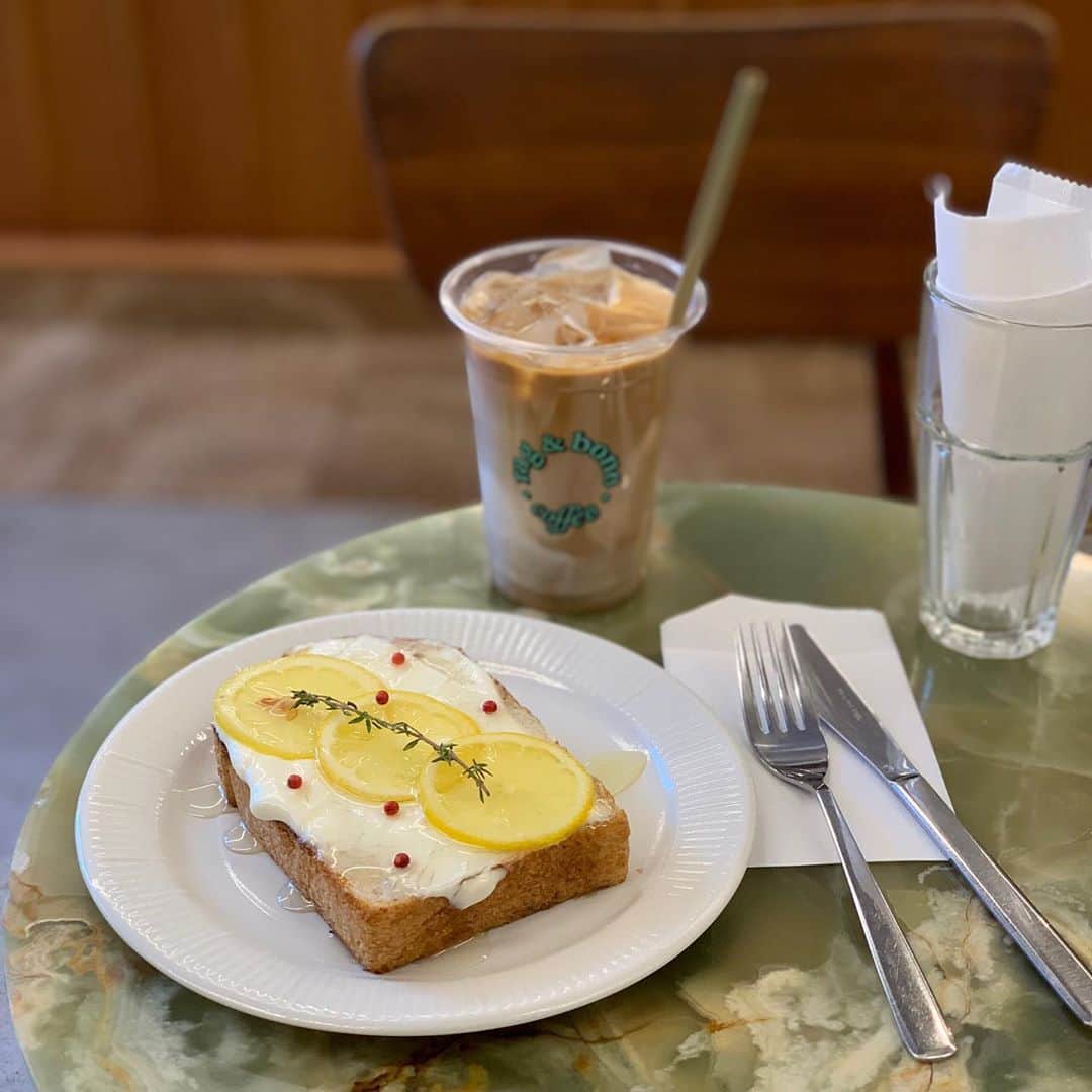 Aiさんのインスタグラム写真 - (AiInstagram)「﻿ 【 rag & bone coffee 】﻿ ﻿ アパレルブランド @ragandbone が運営するカフェ☕️﻿ ﻿ ■HONEY&LEMON／650円﻿ ﻿ @thelittlebakerytokyo の全粒粉トーストに、﻿ ヨーグルト・クリームチーズ・蜂蜜・レモンの間違いない組み合わせ୨୧ ﻿ ただピンクペッパーは苦手なので退けていただきましたʕ；ᴥ；ʔ﻿ ﻿ 次はピーナツバターとバナナのトースト食べたいなぁ♬*ﾟ﻿ ﻿ ﻿ ‥…━━ *‥…━━ *　‥…━━ *　‥…━━ * ﻿ ﻿ rag & bone coffee﻿ ﻿ 住所：東京都渋谷区神宮前5-12-3﻿ 電話番号：03-6805-1630﻿ 営業時間：9:00〜19:30（LO19:00）﻿ 定休日：無休﻿ ﻿ ‥…━━ *‥…━━ *　‥…━━ *　‥…━━ * ﻿ ﻿ ﻿ #ragandbonecoffee #ragandbone #表参道ランチ #表参道グルメ  #東京ランチ #表参道カフェ #原宿カフェ #東京カフェ #カフェスタグラム #カフェめぐり #原宿グルメ #表参道 #原宿  #東京グルメ #カフェ巡り #カフェ好きな人と繋がりたい  #cafegourmet  #tokyocafe  #cafestagram」11月8日 18時10分 - ai_mahalo