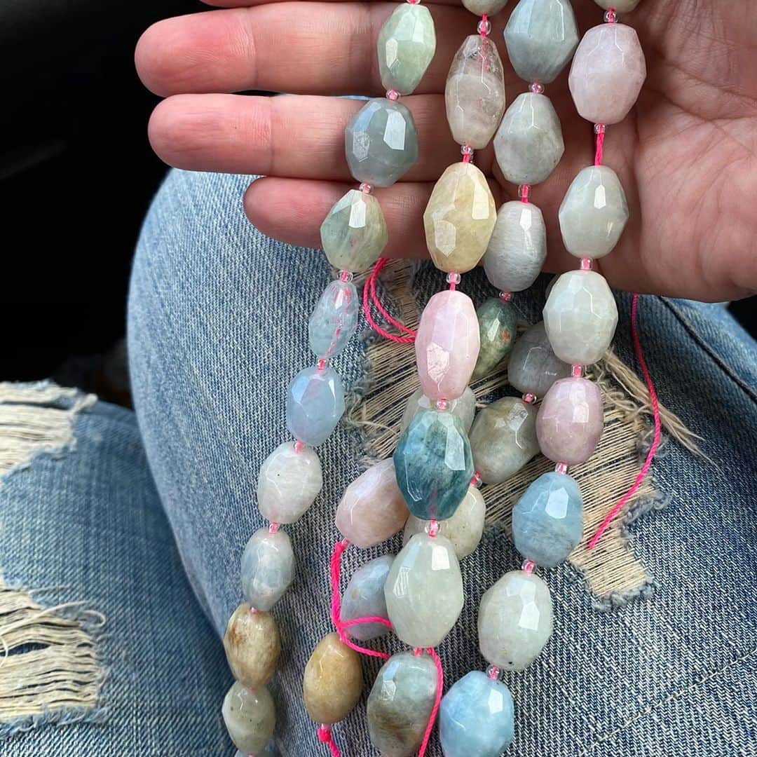 キャサリン ミッシェルさんのインスタグラム写真 - (キャサリン ミッシェルInstagram)「Just received these morganite beads...can’t wait to play with them. I have a certain muse in mind who will fall in love with what I have in mind 💐#youknowthevibes #youknowwhoyouare #youknowyouwantit #precious #custommade #muse #jewelry #oneofakind #necklace」11月8日 18時11分 - catherinemichiels