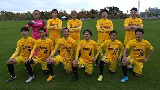 河合竜二さんのインスタグラム写真 - (河合竜二Instagram)「O-40全国大会にFC西武台シニア（埼玉県）の一員として出場させてもらっています☺️  高校時代の大先輩方、同級生、後輩とまた一緒のチームでできる喜び☺️  やはりフットボールは最&高✨  今日予選を突破してベスト4へ進出しました。  北海道予選であたったアンフィニ戦は出場を控えさせていただきました🙇‍♂️  そしてオッサンドーレの皆さん今回快く送り出してくれて、ベスト4進出のお祝いメッセージもいただきありがとうございます。  優勝まで〝あと２つ〟🥇  怪我のないように頑張ります💪」11月8日 18時12分 - ryuji.kawai444