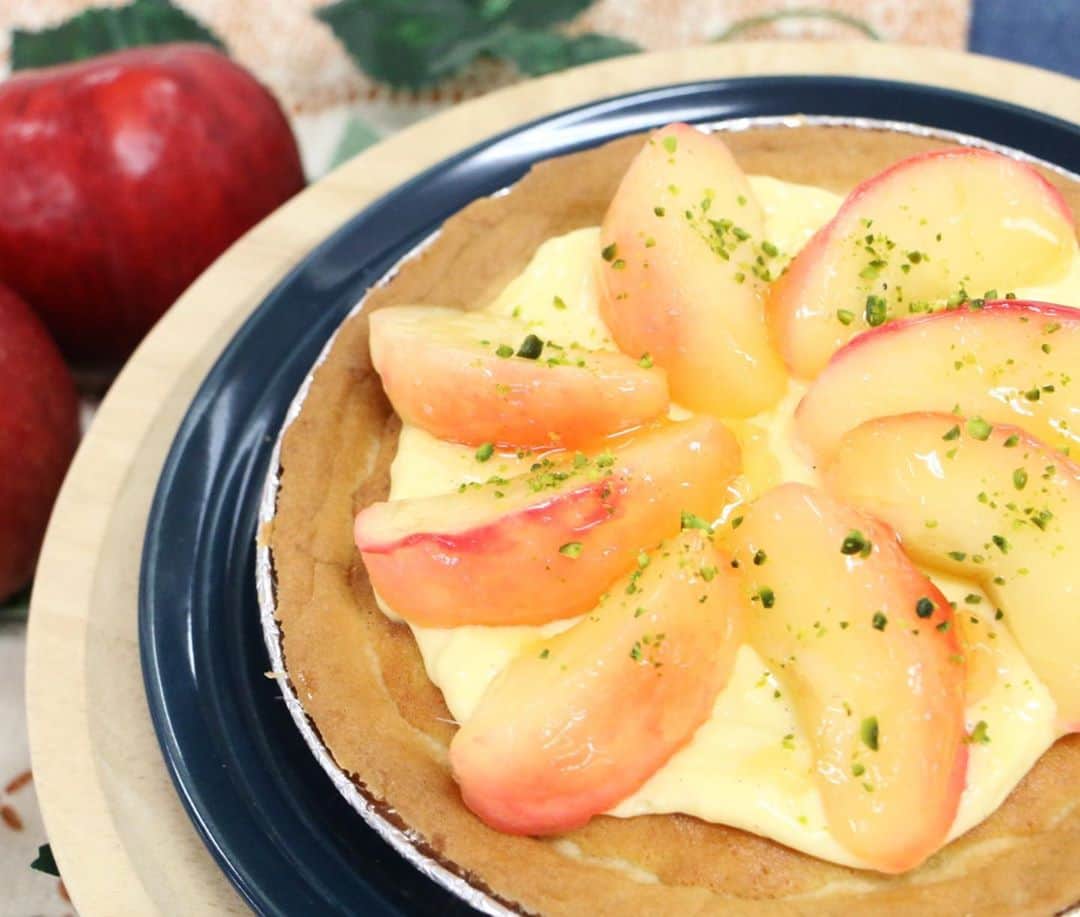 神戸製菓専門学校（公式）さんのインスタグラム写真 - (神戸製菓専門学校（公式）Instagram)「🌈オープンキャンパス🌈 今日のオープンキャンパスでは #紅玉 という #りんご を使ったタルトを作りました✨😃  🍎美味しいアーモンドクリームの作り方 🍎りんごをカットするときのコツ 🍎りんごのシロップ煮の火の通りの見極め 🍎綺麗な飾りつけのポイント  などなど、家でも実践したくなるようなポイントがたくさんでしたね💡😌  今回は煮込んだりんごを使用しているので、色合いも可愛く、ぷるんとジューシーなりんごの食感が味わえるタルトになりました💕😉  紅玉は数ある種類の中でもお菓子作りに適しているりんごらしいですよ😌  みんなも家で作るときはぜひ紅玉を探してみてくださいね🍎😉  LINEでのオンライン参加も含め、本日ご参加いただいた皆様、ありがとうございました✨😃  #神戸製菓　#神戸製菓専門学校 #オープンキャンパス　#神戸製菓専門学校oc #りんごのタルト　#りんごタルト　#タルト　#りんご　#🍎　#りんごスイーツ　#お菓子作り　#お菓子作り好きな人と繋がりたい #製菓　#パティシエ　#パティシエカメラ部 #りんごレシピ #神戸　#三ノ宮　#三宮　#pattistagram2020」11月8日 18時14分 - kobeseika_info