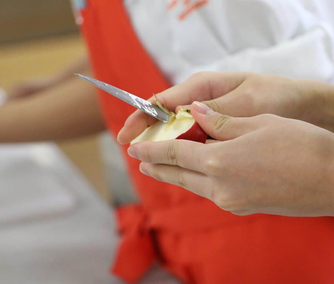 神戸製菓専門学校（公式）さんのインスタグラム写真 - (神戸製菓専門学校（公式）Instagram)「🌈オープンキャンパス🌈 今日のオープンキャンパスでは #紅玉 という #りんご を使ったタルトを作りました✨😃  🍎美味しいアーモンドクリームの作り方 🍎りんごをカットするときのコツ 🍎りんごのシロップ煮の火の通りの見極め 🍎綺麗な飾りつけのポイント  などなど、家でも実践したくなるようなポイントがたくさんでしたね💡😌  今回は煮込んだりんごを使用しているので、色合いも可愛く、ぷるんとジューシーなりんごの食感が味わえるタルトになりました💕😉  紅玉は数ある種類の中でもお菓子作りに適しているりんごらしいですよ😌  みんなも家で作るときはぜひ紅玉を探してみてくださいね🍎😉  LINEでのオンライン参加も含め、本日ご参加いただいた皆様、ありがとうございました✨😃  #神戸製菓　#神戸製菓専門学校 #オープンキャンパス　#神戸製菓専門学校oc #りんごのタルト　#りんごタルト　#タルト　#りんご　#🍎　#りんごスイーツ　#お菓子作り　#お菓子作り好きな人と繋がりたい #製菓　#パティシエ　#パティシエカメラ部 #りんごレシピ #神戸　#三ノ宮　#三宮　#pattistagram2020」11月8日 18時14分 - kobeseika_info