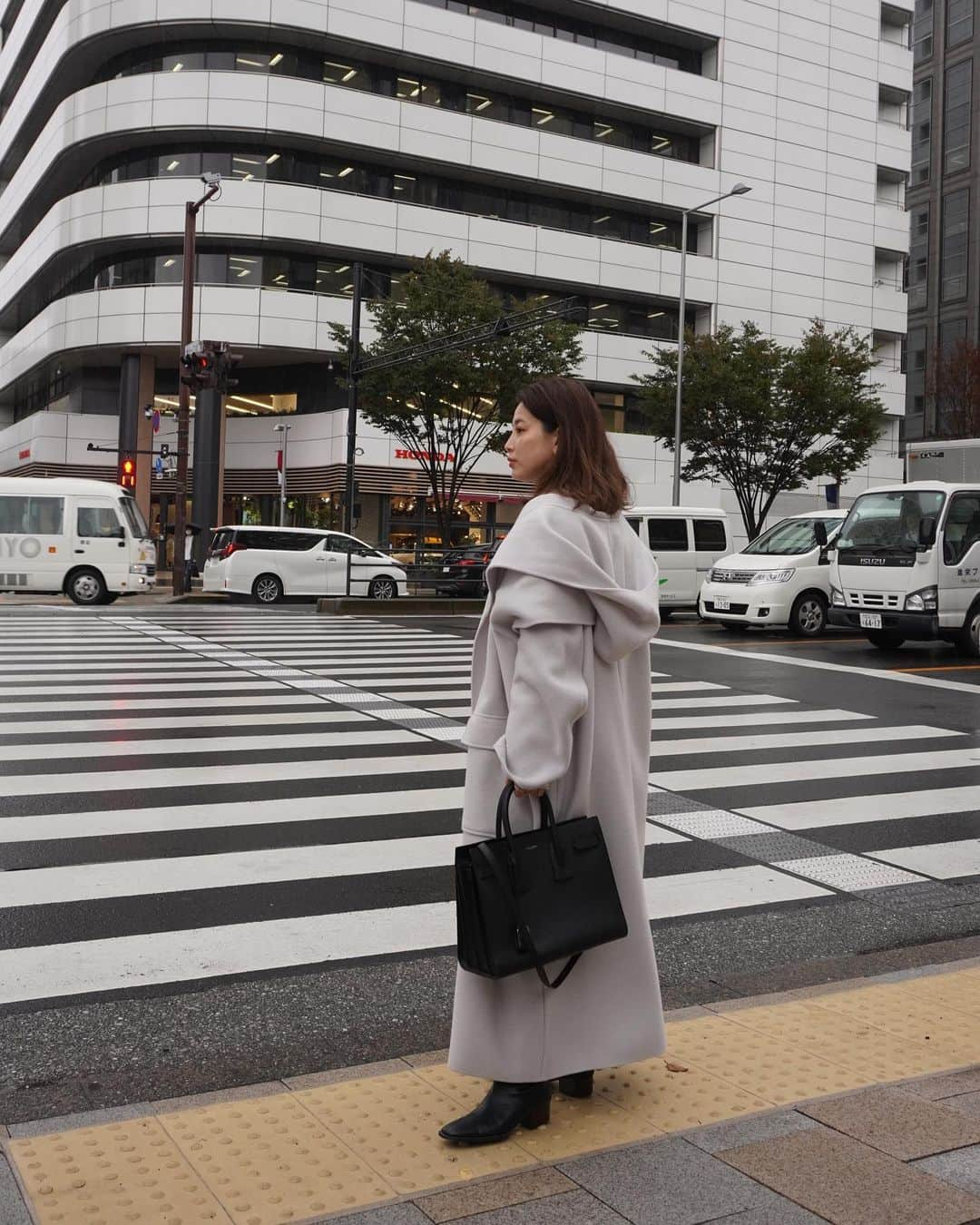 JUNNAさんのインスタグラム写真 - (JUNNAInstagram)「色違い⚪️ こっちも可愛い🥺  昨年ETRÉ TOKYOで最も沢山のオーダーをいただいた  #リバーロングストールコート (2019年版)  2020年版がいよいよ発売となります #リバーロングフーディーストールコート   先行受注でも完売、追加生産を行いました🙏 既に昨年を大幅に上回るオーダーをいただきましたが 無事お届けがスタートしております。  実際に手にしていただいた皆さまには 生地の柔らかさ、あたたかさに加え ストールがアウター並みに立派な仕立てに アップグレードされた事など 感じていただけているかな...🤭🤍 ストールだけでもかなり暖かいです！  今の時期はストール＋カットソーや、 ストール＋シャツスタイルがオススメ😎  そして、 オーダーを逃してしまった皆さま 11月12日19時より通常発売となります。  お見逃しなく👀  間違いなく、 2020年もブランドを代表する人気NO.1アウターです💪  #etretokyo #2020ETRE_AW  【新作発売スケジュール】 📍ルミネ新宿店　毎週木曜日 📌ETRÉ TOKYO  毎週木曜日19:00 📌ZOZOTOWN  毎週金曜12:00 📌ELLESHOP  毎週土曜19:30  #秋#秋服#アウター #コート #冬 #冬コーデ#ボッテガヴェネタ #アウター#156cm#モノトーン #モノトーンコーデ #アディクション#冬メイク#大人カジュアル#コート #コーデ #ysl#サンローラン #saintlaurent」11月8日 18時20分 - junna