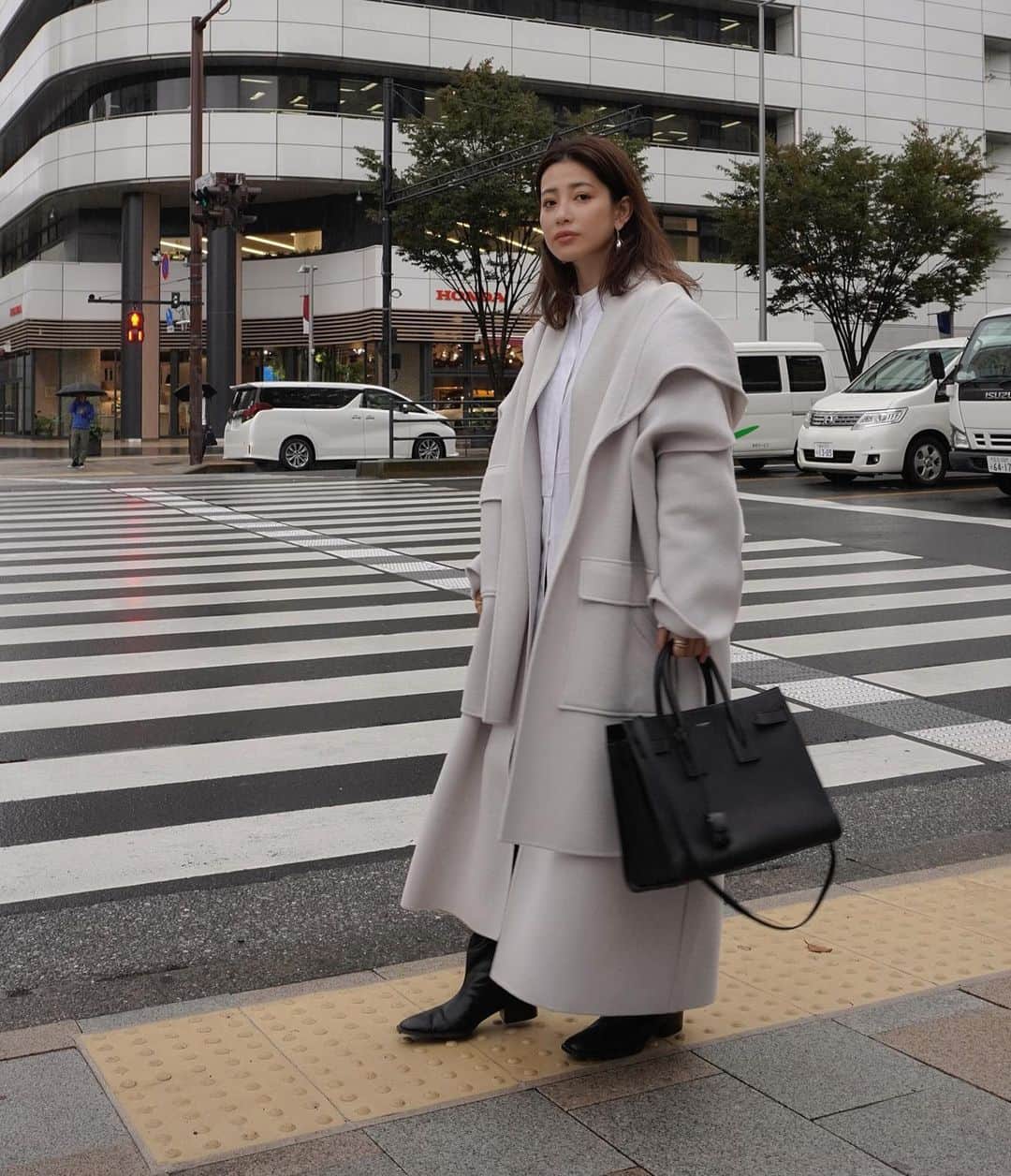 JUNNAさんのインスタグラム写真 - (JUNNAInstagram)「色違い⚪️ こっちも可愛い🥺  昨年ETRÉ TOKYOで最も沢山のオーダーをいただいた  #リバーロングストールコート (2019年版)  2020年版がいよいよ発売となります #リバーロングフーディーストールコート   先行受注でも完売、追加生産を行いました🙏 既に昨年を大幅に上回るオーダーをいただきましたが 無事お届けがスタートしております。  実際に手にしていただいた皆さまには 生地の柔らかさ、あたたかさに加え ストールがアウター並みに立派な仕立てに アップグレードされた事など 感じていただけているかな...🤭🤍 ストールだけでもかなり暖かいです！  今の時期はストール＋カットソーや、 ストール＋シャツスタイルがオススメ😎  そして、 オーダーを逃してしまった皆さま 11月12日19時より通常発売となります。  お見逃しなく👀  間違いなく、 2020年もブランドを代表する人気NO.1アウターです💪  #etretokyo #2020ETRE_AW  【新作発売スケジュール】 📍ルミネ新宿店　毎週木曜日 📌ETRÉ TOKYO  毎週木曜日19:00 📌ZOZOTOWN  毎週金曜12:00 📌ELLESHOP  毎週土曜19:30  #秋#秋服#アウター #コート #冬 #冬コーデ#ボッテガヴェネタ #アウター#156cm#モノトーン #モノトーンコーデ #アディクション#冬メイク#大人カジュアル#コート #コーデ #ysl#サンローラン #saintlaurent」11月8日 18時20分 - junna