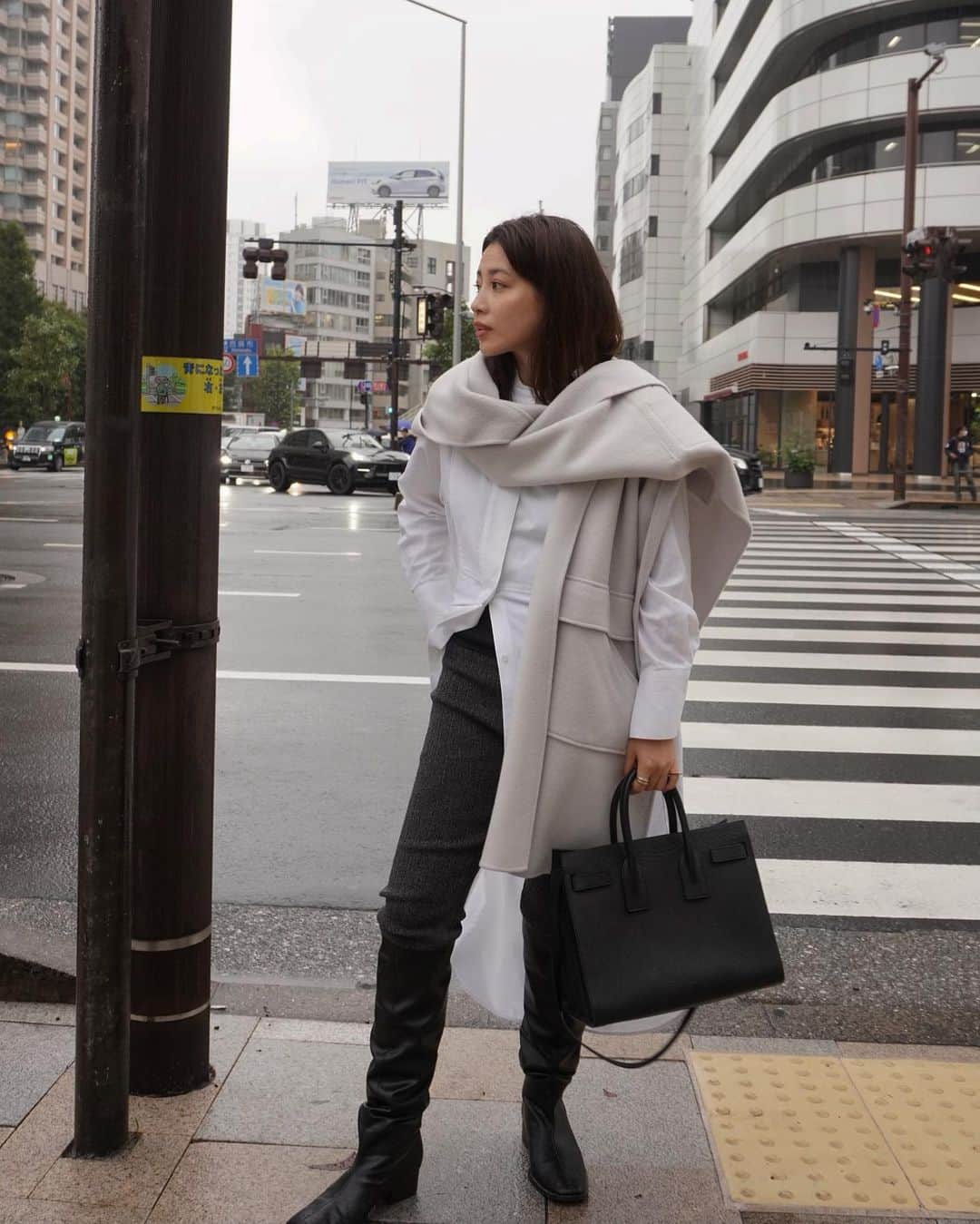 JUNNAさんのインスタグラム写真 - (JUNNAInstagram)「色違い⚪️ こっちも可愛い🥺  昨年ETRÉ TOKYOで最も沢山のオーダーをいただいた  #リバーロングストールコート (2019年版)  2020年版がいよいよ発売となります #リバーロングフーディーストールコート   先行受注でも完売、追加生産を行いました🙏 既に昨年を大幅に上回るオーダーをいただきましたが 無事お届けがスタートしております。  実際に手にしていただいた皆さまには 生地の柔らかさ、あたたかさに加え ストールがアウター並みに立派な仕立てに アップグレードされた事など 感じていただけているかな...🤭🤍 ストールだけでもかなり暖かいです！  今の時期はストール＋カットソーや、 ストール＋シャツスタイルがオススメ😎  そして、 オーダーを逃してしまった皆さま 11月12日19時より通常発売となります。  お見逃しなく👀  間違いなく、 2020年もブランドを代表する人気NO.1アウターです💪  #etretokyo #2020ETRE_AW  【新作発売スケジュール】 📍ルミネ新宿店　毎週木曜日 📌ETRÉ TOKYO  毎週木曜日19:00 📌ZOZOTOWN  毎週金曜12:00 📌ELLESHOP  毎週土曜19:30  #秋#秋服#アウター #コート #冬 #冬コーデ#ボッテガヴェネタ #アウター#156cm#モノトーン #モノトーンコーデ #アディクション#冬メイク#大人カジュアル#コート #コーデ #ysl#サンローラン #saintlaurent」11月8日 18時20分 - junna