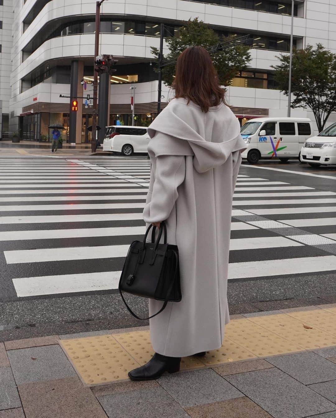 JUNNAさんのインスタグラム写真 - (JUNNAInstagram)「色違い⚪️ こっちも可愛い🥺  昨年ETRÉ TOKYOで最も沢山のオーダーをいただいた  #リバーロングストールコート (2019年版)  2020年版がいよいよ発売となります #リバーロングフーディーストールコート   先行受注でも完売、追加生産を行いました🙏 既に昨年を大幅に上回るオーダーをいただきましたが 無事お届けがスタートしております。  実際に手にしていただいた皆さまには 生地の柔らかさ、あたたかさに加え ストールがアウター並みに立派な仕立てに アップグレードされた事など 感じていただけているかな...🤭🤍 ストールだけでもかなり暖かいです！  今の時期はストール＋カットソーや、 ストール＋シャツスタイルがオススメ😎  そして、 オーダーを逃してしまった皆さま 11月12日19時より通常発売となります。  お見逃しなく👀  間違いなく、 2020年もブランドを代表する人気NO.1アウターです💪  #etretokyo #2020ETRE_AW  【新作発売スケジュール】 📍ルミネ新宿店　毎週木曜日 📌ETRÉ TOKYO  毎週木曜日19:00 📌ZOZOTOWN  毎週金曜12:00 📌ELLESHOP  毎週土曜19:30  #秋#秋服#アウター #コート #冬 #冬コーデ#ボッテガヴェネタ #アウター#156cm#モノトーン #モノトーンコーデ #アディクション#冬メイク#大人カジュアル#コート #コーデ #ysl#サンローラン #saintlaurent」11月8日 18時20分 - junna