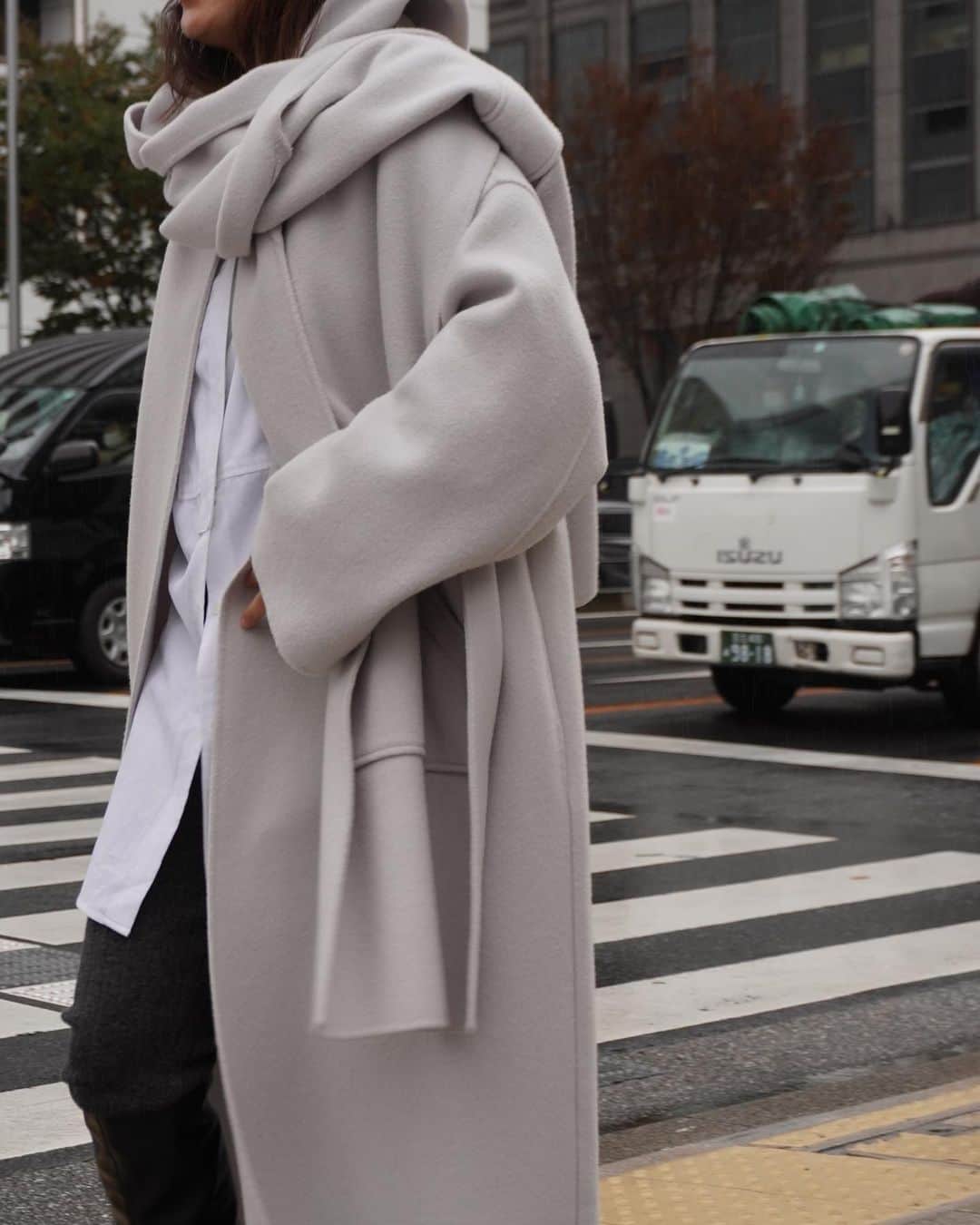 JUNNAさんのインスタグラム写真 - (JUNNAInstagram)「色違い⚪️ こっちも可愛い🥺  昨年ETRÉ TOKYOで最も沢山のオーダーをいただいた  #リバーロングストールコート (2019年版)  2020年版がいよいよ発売となります #リバーロングフーディーストールコート   先行受注でも完売、追加生産を行いました🙏 既に昨年を大幅に上回るオーダーをいただきましたが 無事お届けがスタートしております。  実際に手にしていただいた皆さまには 生地の柔らかさ、あたたかさに加え ストールがアウター並みに立派な仕立てに アップグレードされた事など 感じていただけているかな...🤭🤍 ストールだけでもかなり暖かいです！  今の時期はストール＋カットソーや、 ストール＋シャツスタイルがオススメ😎  そして、 オーダーを逃してしまった皆さま 11月12日19時より通常発売となります。  お見逃しなく👀  間違いなく、 2020年もブランドを代表する人気NO.1アウターです💪  #etretokyo #2020ETRE_AW  【新作発売スケジュール】 📍ルミネ新宿店　毎週木曜日 📌ETRÉ TOKYO  毎週木曜日19:00 📌ZOZOTOWN  毎週金曜12:00 📌ELLESHOP  毎週土曜19:30  #秋#秋服#アウター #コート #冬 #冬コーデ#ボッテガヴェネタ #アウター#156cm#モノトーン #モノトーンコーデ #アディクション#冬メイク#大人カジュアル#コート #コーデ #ysl#サンローラン #saintlaurent」11月8日 18時20分 - junna