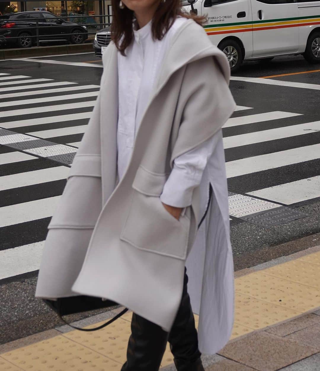 JUNNAさんのインスタグラム写真 - (JUNNAInstagram)「色違い⚪️ こっちも可愛い🥺  昨年ETRÉ TOKYOで最も沢山のオーダーをいただいた  #リバーロングストールコート (2019年版)  2020年版がいよいよ発売となります #リバーロングフーディーストールコート   先行受注でも完売、追加生産を行いました🙏 既に昨年を大幅に上回るオーダーをいただきましたが 無事お届けがスタートしております。  実際に手にしていただいた皆さまには 生地の柔らかさ、あたたかさに加え ストールがアウター並みに立派な仕立てに アップグレードされた事など 感じていただけているかな...🤭🤍 ストールだけでもかなり暖かいです！  今の時期はストール＋カットソーや、 ストール＋シャツスタイルがオススメ😎  そして、 オーダーを逃してしまった皆さま 11月12日19時より通常発売となります。  お見逃しなく👀  間違いなく、 2020年もブランドを代表する人気NO.1アウターです💪  #etretokyo #2020ETRE_AW  【新作発売スケジュール】 📍ルミネ新宿店　毎週木曜日 📌ETRÉ TOKYO  毎週木曜日19:00 📌ZOZOTOWN  毎週金曜12:00 📌ELLESHOP  毎週土曜19:30  #秋#秋服#アウター #コート #冬 #冬コーデ#ボッテガヴェネタ #アウター#156cm#モノトーン #モノトーンコーデ #アディクション#冬メイク#大人カジュアル#コート #コーデ #ysl#サンローラン #saintlaurent」11月8日 18時20分 - junna