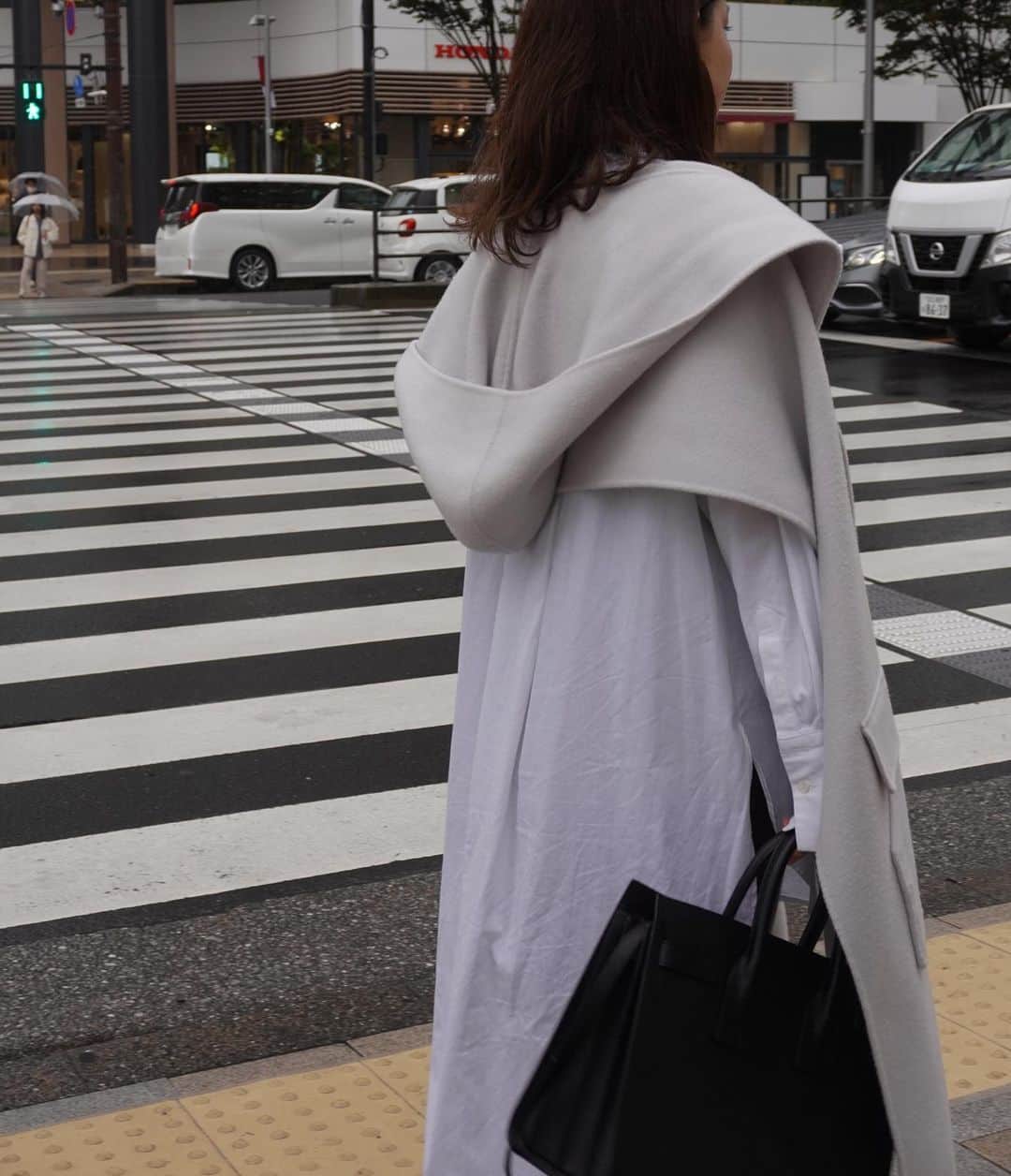 JUNNAさんのインスタグラム写真 - (JUNNAInstagram)「色違い⚪️ こっちも可愛い🥺  昨年ETRÉ TOKYOで最も沢山のオーダーをいただいた  #リバーロングストールコート (2019年版)  2020年版がいよいよ発売となります #リバーロングフーディーストールコート   先行受注でも完売、追加生産を行いました🙏 既に昨年を大幅に上回るオーダーをいただきましたが 無事お届けがスタートしております。  実際に手にしていただいた皆さまには 生地の柔らかさ、あたたかさに加え ストールがアウター並みに立派な仕立てに アップグレードされた事など 感じていただけているかな...🤭🤍 ストールだけでもかなり暖かいです！  今の時期はストール＋カットソーや、 ストール＋シャツスタイルがオススメ😎  そして、 オーダーを逃してしまった皆さま 11月12日19時より通常発売となります。  お見逃しなく👀  間違いなく、 2020年もブランドを代表する人気NO.1アウターです💪  #etretokyo #2020ETRE_AW  【新作発売スケジュール】 📍ルミネ新宿店　毎週木曜日 📌ETRÉ TOKYO  毎週木曜日19:00 📌ZOZOTOWN  毎週金曜12:00 📌ELLESHOP  毎週土曜19:30  #秋#秋服#アウター #コート #冬 #冬コーデ#ボッテガヴェネタ #アウター#156cm#モノトーン #モノトーンコーデ #アディクション#冬メイク#大人カジュアル#コート #コーデ #ysl#サンローラン #saintlaurent」11月8日 18時20分 - junna