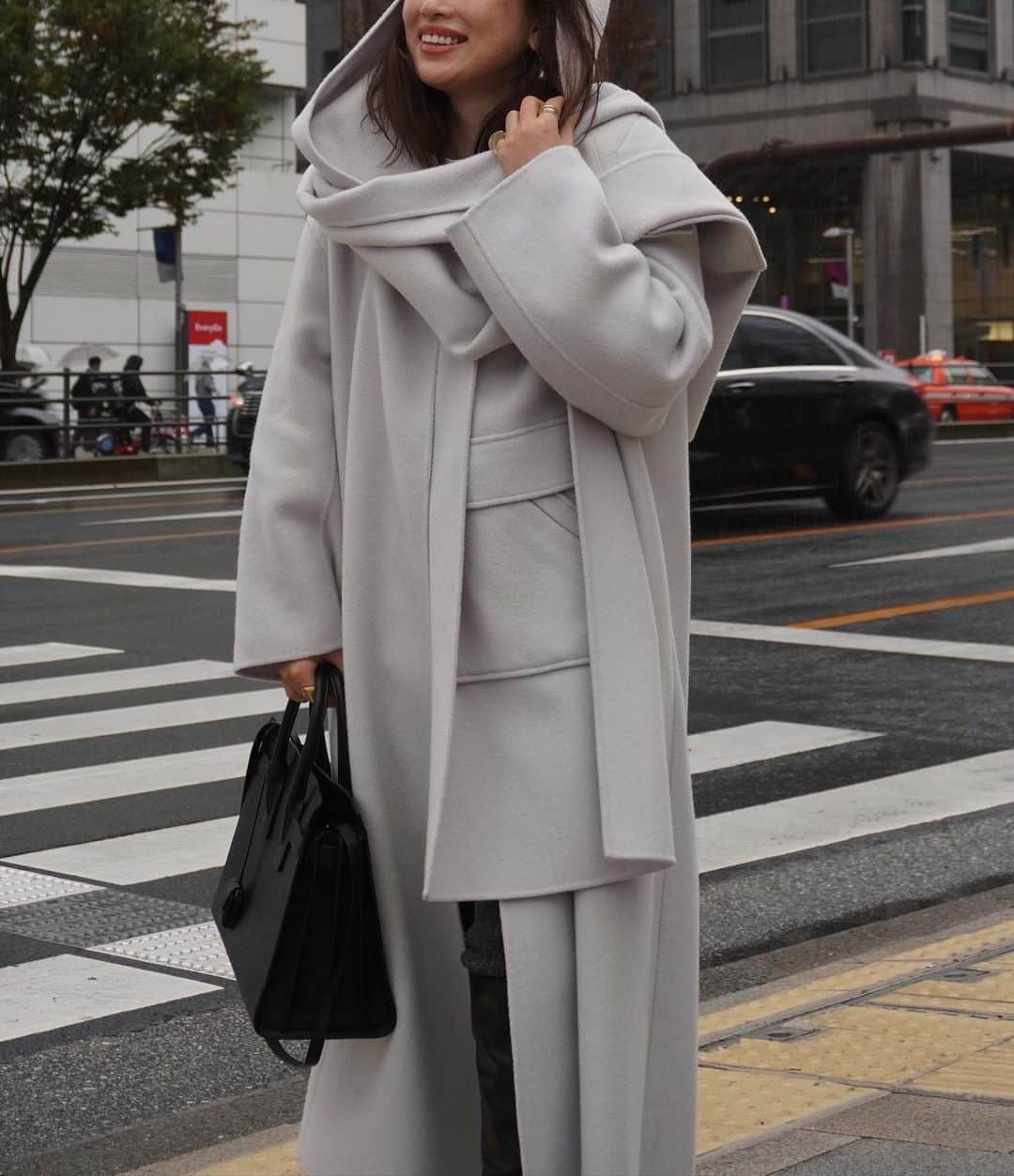 JUNNAさんのインスタグラム写真 - (JUNNAInstagram)「色違い⚪️ こっちも可愛い🥺  昨年ETRÉ TOKYOで最も沢山のオーダーをいただいた  #リバーロングストールコート (2019年版)  2020年版がいよいよ発売となります #リバーロングフーディーストールコート   先行受注でも完売、追加生産を行いました🙏 既に昨年を大幅に上回るオーダーをいただきましたが 無事お届けがスタートしております。  実際に手にしていただいた皆さまには 生地の柔らかさ、あたたかさに加え ストールがアウター並みに立派な仕立てに アップグレードされた事など 感じていただけているかな...🤭🤍 ストールだけでもかなり暖かいです！  今の時期はストール＋カットソーや、 ストール＋シャツスタイルがオススメ😎  そして、 オーダーを逃してしまった皆さま 11月12日19時より通常発売となります。  お見逃しなく👀  間違いなく、 2020年もブランドを代表する人気NO.1アウターです💪  #etretokyo #2020ETRE_AW  【新作発売スケジュール】 📍ルミネ新宿店　毎週木曜日 📌ETRÉ TOKYO  毎週木曜日19:00 📌ZOZOTOWN  毎週金曜12:00 📌ELLESHOP  毎週土曜19:30  #秋#秋服#アウター #コート #冬 #冬コーデ#ボッテガヴェネタ #アウター#156cm#モノトーン #モノトーンコーデ #アディクション#冬メイク#大人カジュアル#コート #コーデ #ysl#サンローラン #saintlaurent」11月8日 18時20分 - junna