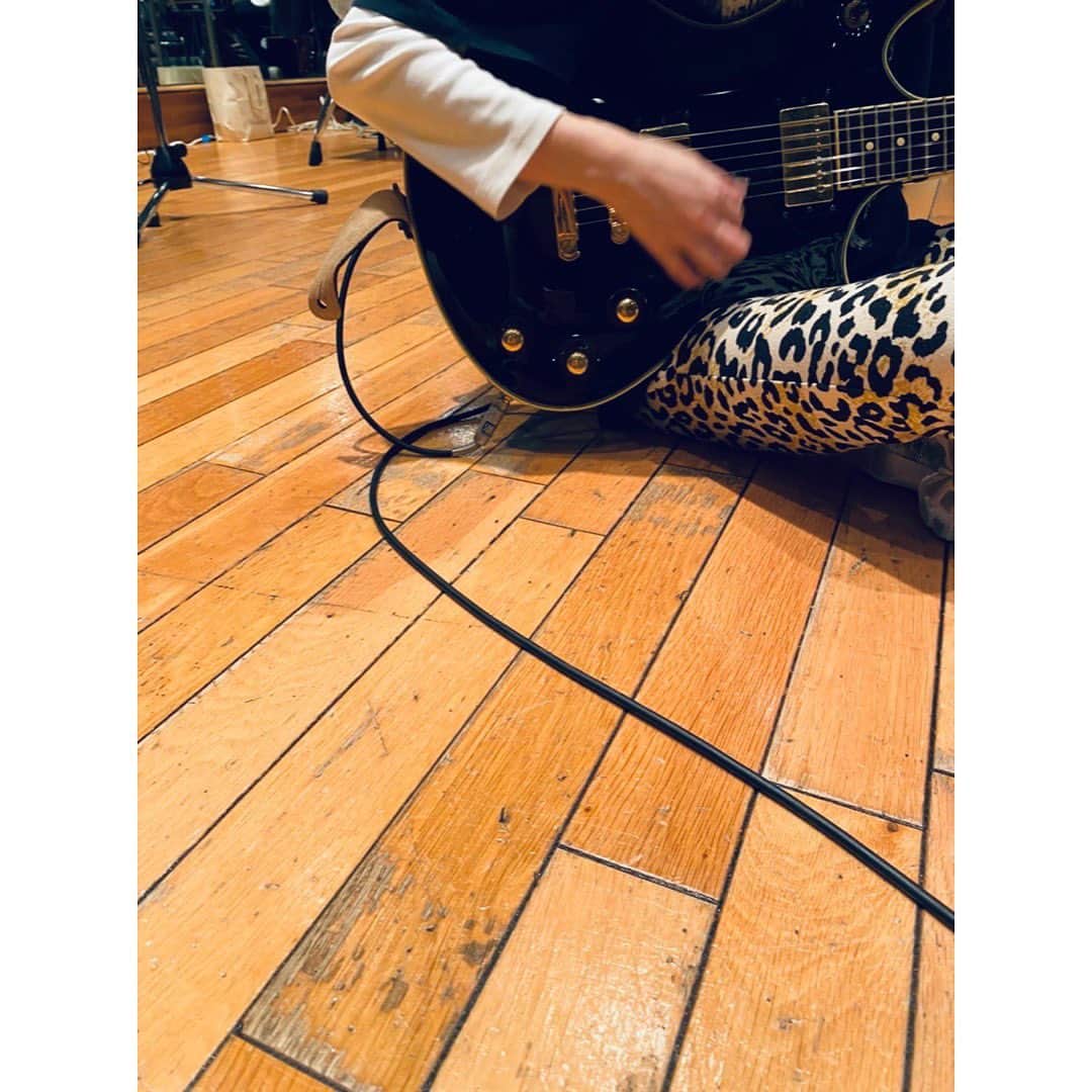 加藤ミリヤさんのインスタグラム写真 - (加藤ミリヤInstagram)「11月29日は約10年ぶりの日本武道館公演。 そして久しぶりのギター！ああ楽しい！ 覚えることがいっぱいで混乱しています！  #ギター女子 #シェクター」11月8日 18時22分 - miliyahtokyo