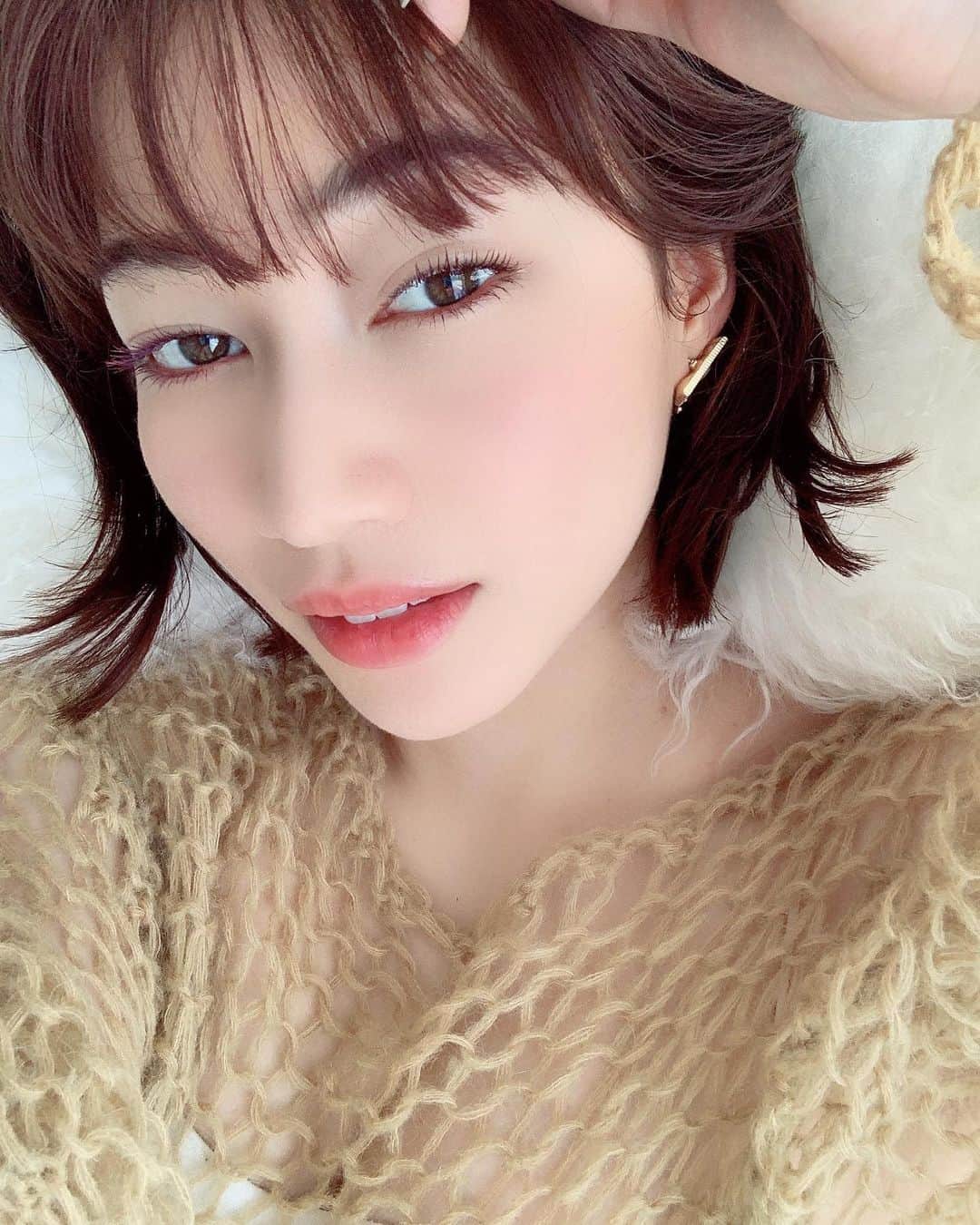 山本ソニアのインスタグラム：「ニュアンスピンクなヘアーに合ったマスカラでワントーンメイク🍇💗  @ettusaisjp の新商品の •アイエディション　リッチスタイル02 •リップエディション　リッチスタイル02  #ettusais #エチュセ #pr」