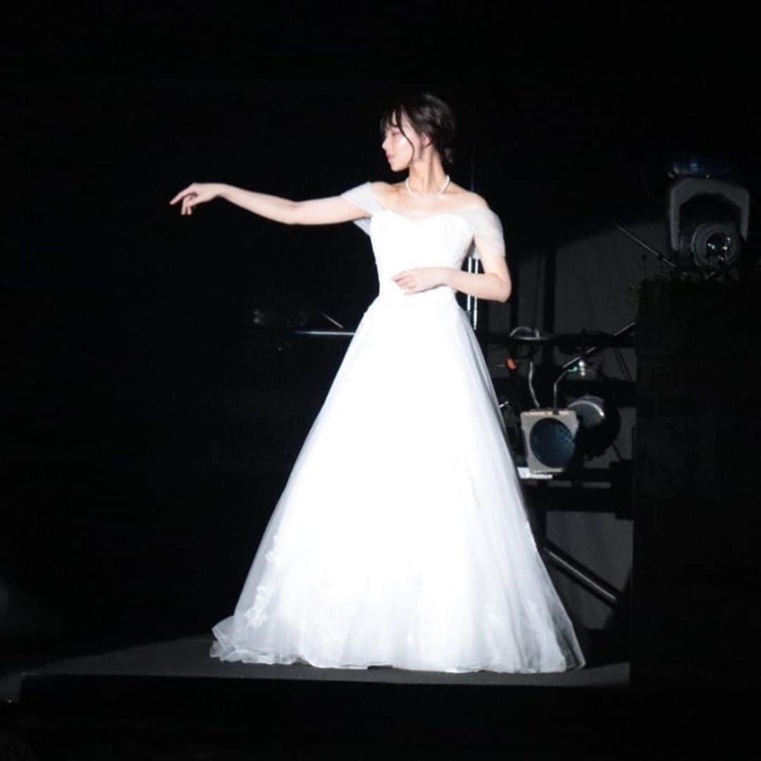 中桐菜々子さんのインスタグラム写真 - (中桐菜々子Instagram)「11／3に行われた本番では、ワタベウェディング（ @watabewedding ）様のドレスを着ました🥰❤️  大胆なバックスタイルと上品でシンプルなデザインがとても可愛くてお気に入り💐💭  素敵なドレスをありがとうございました✨  #ワタベウェディング #リゾートウェディング #リゾ婚」11月8日 18時24分 - nanako_nakagiri