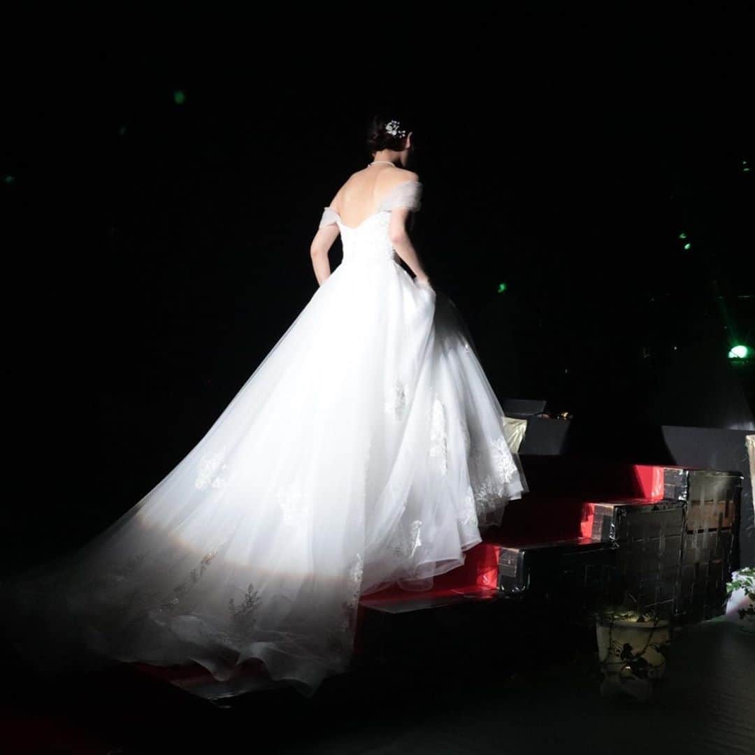 中桐菜々子さんのインスタグラム写真 - (中桐菜々子Instagram)「11／3に行われた本番では、ワタベウェディング（ @watabewedding ）様のドレスを着ました🥰❤️  大胆なバックスタイルと上品でシンプルなデザインがとても可愛くてお気に入り💐💭  素敵なドレスをありがとうございました✨  #ワタベウェディング #リゾートウェディング #リゾ婚」11月8日 18時24分 - nanako_nakagiri