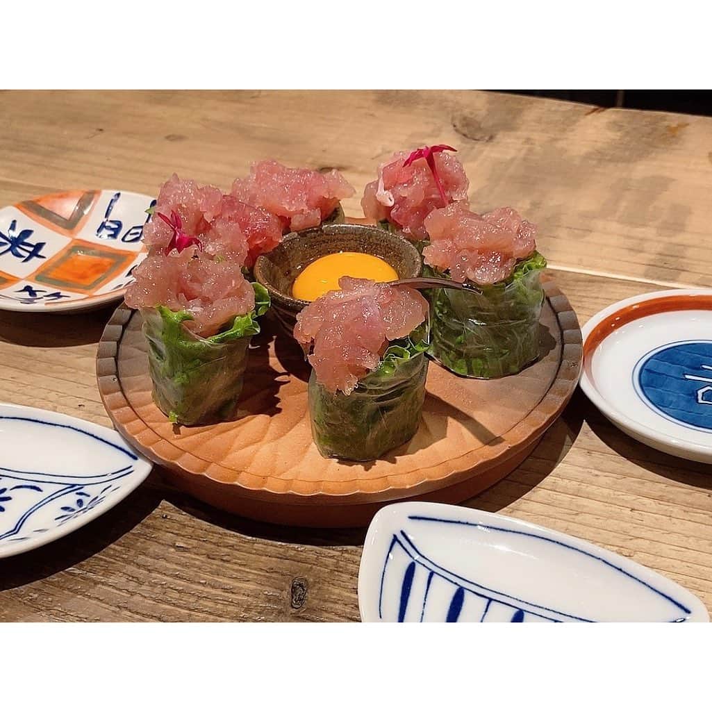 のインスタグラム：「. 11/2の撮影終わりにね、初めてタイ料理食べに行ってきました(∩˃o˂∩)♡ . 7月オープン、大阪の福島駅にあるstand tiger tiger✨ . パクチーが鬼苦手だから、今まで踏み出せなかったの😅 でも、このお店パクチー抜きでオーダーも出来るし、コテコテのタイ料理じゃなくて、和食と融合した料理がメインだから、美味しすぎた🥺 . リピートしたいお店だから載せちゃう♪(´ε｀ ) . #pr #スタンドタイガータイガー #STANDTIGERTIGER #タイ料理 #和食 #タイ #福島 #jr福島 #新福島グルメ  #福島グルメ #裏福島 #大阪グルメ」