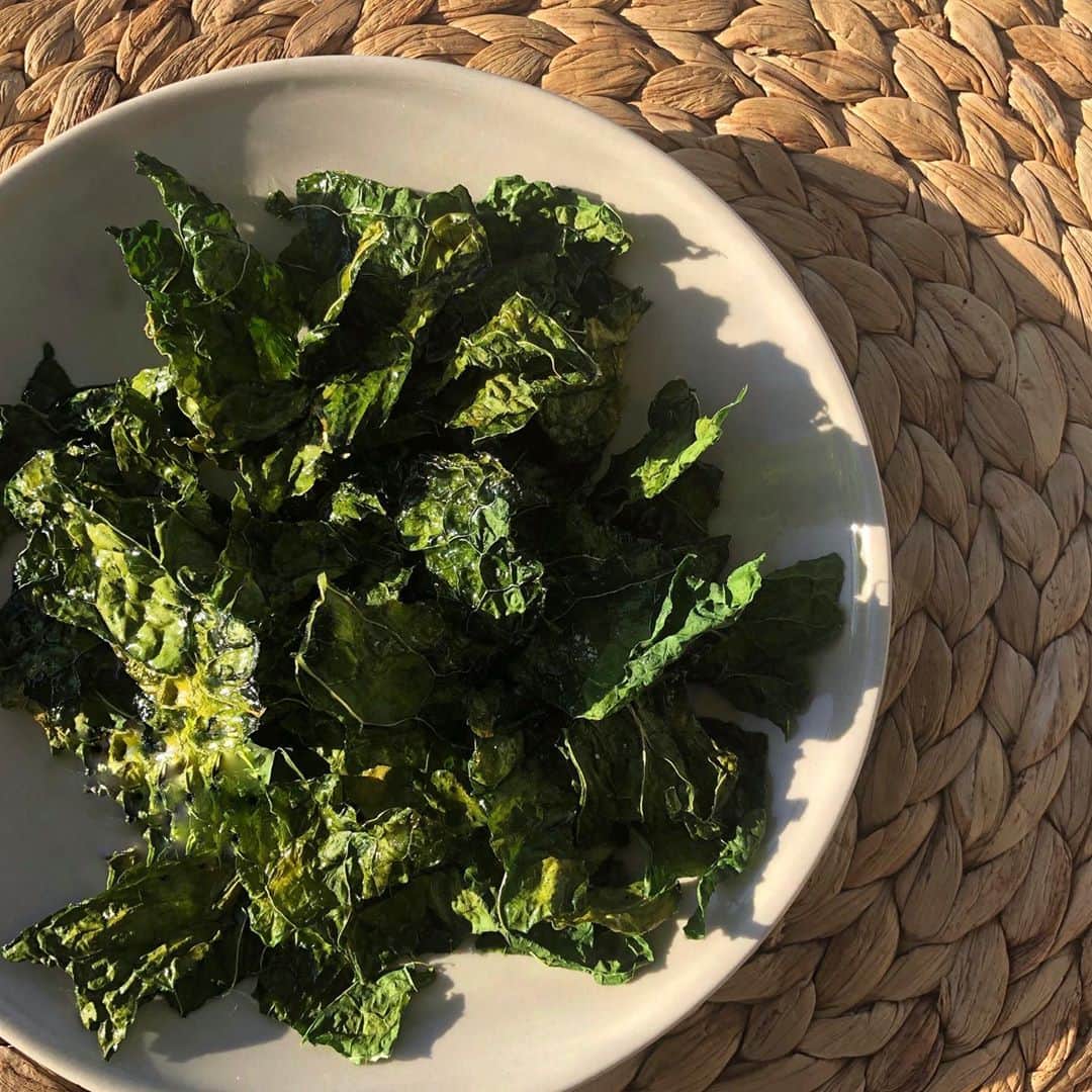 岩崎志保のインスタグラム：「How to make KALE CHIPS🥬  先日ストーリーにアップしたらたくさん聞かれたから記録用に📝  ☑︎ケール ☑︎オリーブオイル ☑︎塩  ①芯を取って葉をカット(私は手でちぎった笑) ②オリーブオイルをかけてまぜる ③大きめのお皿になるべく重ならないように置く ④500Wで6分くらい(様子見ながら) ⑤塩を振る  これだけ！楽ちん簡単ですっごく美味しかった！ なんで今まで知らなかったんだろう…  ケールは強い抗酸化作用があるといわれているβ－カロテン、ルテイン、ビタミンK、B群、C、E、マグネシウム、カルシウムなどの栄養素がバランスよく入ってるんだとか。 ビタミンCの含有量も多く、美容にも効果があるみたい  今ではスーパーにケールが売っていたら必ず買ってる〜 勝手に #ケール親善大使　🥬笑  #ケール #ケールチップス #ケールレシピ #緑黄色野菜の王様」