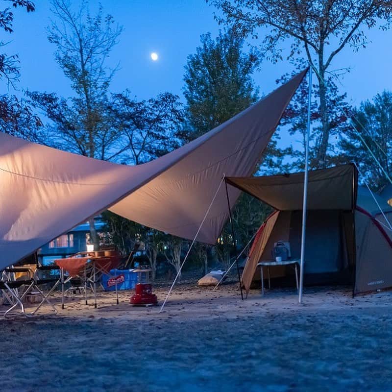 キャンプ情報サイト［ランタン］さんのインスタグラム写真 - (キャンプ情報サイト［ランタン］Instagram)「CAMP SMILE STYLE ／ ヴィンテージランタンの灯りに包まれる 穏やかな夜 ＼ いろんなキャンパーのキャンプスタイルを現地取材と一般キャンパーからの投稿で数多く掲載してます。 . . 詳しくは @lantern.camp webサイトをご覧ください . . #camp #camping #outdoor #travel #trip #lantern_smile #nature #キャンプ #キャンプ用品 #キャンプギア #アウトドア #テント #自然 #旅行 #キャンプ初心者  #キャンプ好きな人と繋がりたい #camper #外遊び #椛の湖オートキャンプ場 #デュオキャンキャンプ #LANTERN #キャンプレイアウト #ヴィンテージ #ランタン #ヴィンテージランタン #コールマン #coleman #秋キャンプ #岐阜県 #夜空」11月8日 18時27分 - lantern.camp