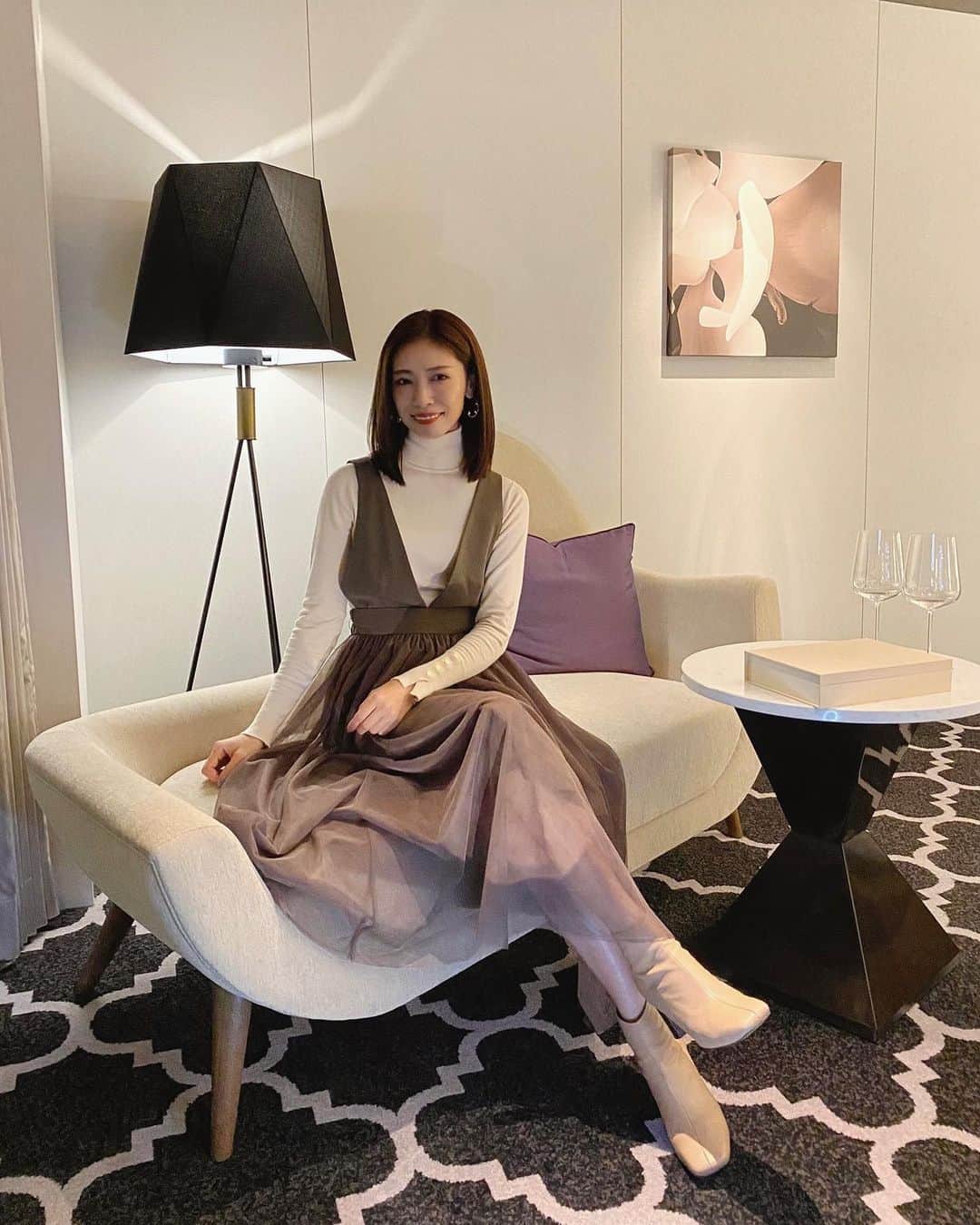 石黒美帆のインスタグラム：「*﻿ お部屋での撮影🍷﻿ コーデまでとってくれた☺️🙏﻿ ﻿ @rewderew_official のワンピースは﻿ 取り外してチュールスカートとしても使えます♡﻿ ﻿ ﻿ #fashion#fashionstyle#fashiongram#instafashion#outfit#ootd#dailylook#rewde#misuzu50th#패션#오오티디#ファッション#コーデ#ルゥデ#秋服#秋コーデ#シンプルコーデ#カハラホテル#カハラホテル横浜#ザラジョ#ザラジョコーデ」