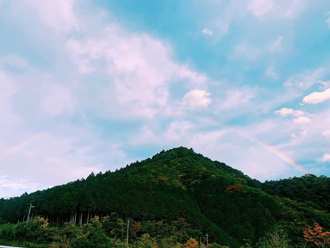 永吉明日香のインスタグラム：「秋を感じてきたら、虹が見えました🍁🌈 美味しい空気を吸うと、身体が喜んでるのが分かります🧏🏻‍♀️ #前進あるのみ」