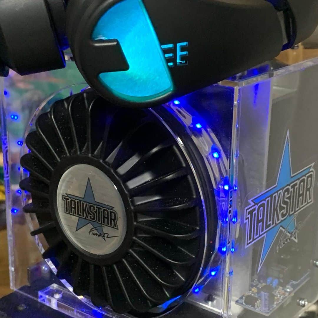 酒井雄二のインスタグラム：「トークボックスな機材２つ、修理。 上のは電池のケーブル外れ 下のは船便の箱潰れによるシャーシ歪み はんだ付けチリリ、バラして板金トンカン #electrospit #esx-1 #fingazz #talkstar」