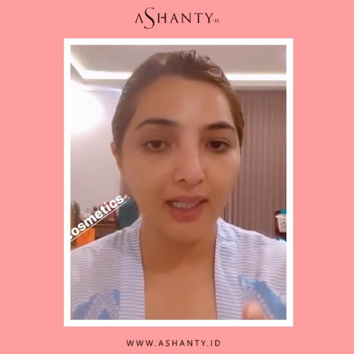 ASHANTY BEAUTY CREAM OFFICIALのインスタグラム：「Setiap hari Bunda Ashanty tidak pernah lupa untuk menggunakan Day Cream by @ashantyid karena sudah mengandung SPF sehingga mampu melindungi kulit dari paparan  sinar matahari, sehingga menunda timbulnya tanda penuaan dini pada kulit wajah seperti kerutan, flek hitam dan garis halus. 🌸  _____________________________ Informasi dan pemesanan  Ashanty Beauty Cream Chat Via WA : WA: 081293823950 WA: 081287388885 WA: 087778489900 WA: 085781140354 ⚡️ Fast Respons Click Link On Bio Instagram @ashantyid ❣️ ______________________________ #ashantybeautycream #creamashanty #skincareashanty #skincare #skincareartis #skincarelokal #creamwajah #creamperawatanwajah #obatjerawat #jerawat #kosmetik #krimwajah #creamwajah #whiteningcream #ashantyid #ashanty」