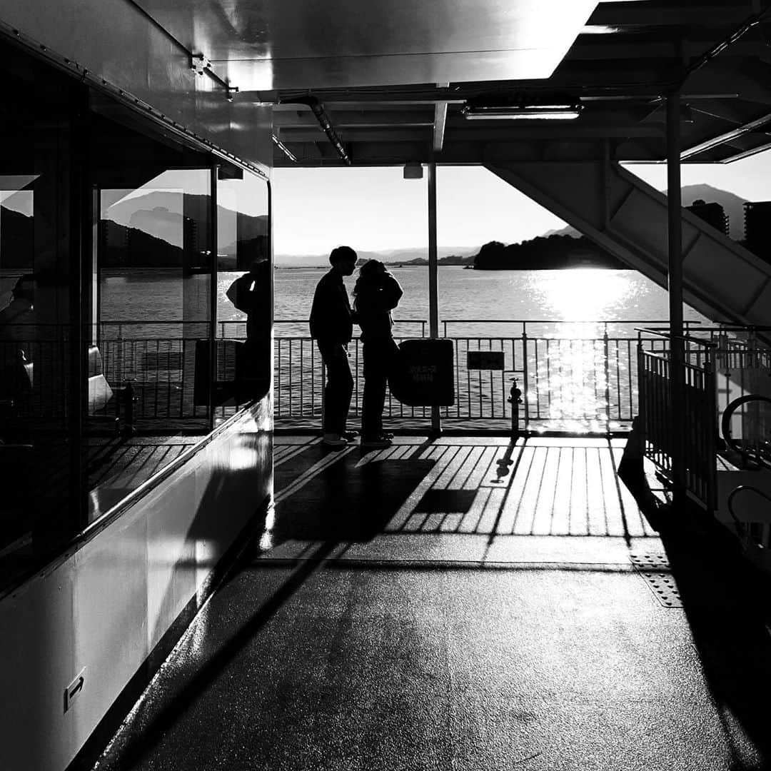 naotakeのインスタグラム：「西日 - The setting sun / iPhone XR & Snapseed, 20201109 . . 母の生まれ故郷の映像を見て、ともに郷愁に浸る。 . . #spicollective #royalsnappingartists #infamous_family #rsa_main #infinity_photo_cult #2_fineart #jp_gallery_member #jp_gallery_bnw #trb_bnw #wp_bnw  #bnw_life #bnwlife_member #bnw_life_shots #bnw_captures #world_bnw #top_bnw #team_jp_ #team_jp_モノクロ #ig_energy_bw #ig_nihon #streetphotographybnw #igersjp #blackandwhite #bnw #bnwphoto #monochrome #bw #bnwphotography #ShotOniPhone #shotoniphoneXR」