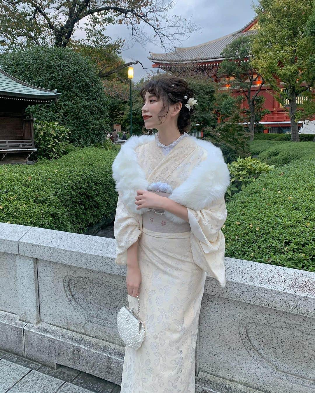 林田沙綾さんのインスタグラム写真 - (林田沙綾Instagram)「⚪︎ @kimonomiyabi で 着物レンタル👘　♡ フリルインナーとかアクセとか 全部かわいくてBAGとか全部レンタルできるの　！ しかも、うれしいのがヘアセットまで🥺 わたしは、オフのレースにした　＊ ヘアセットのわかりやすい画像はまた次の投稿にのせるね♡ ⚪︎ #浅草#kimonomiyabi #着物レンタル#雷門」11月8日 18時42分 - saaya.xoxo