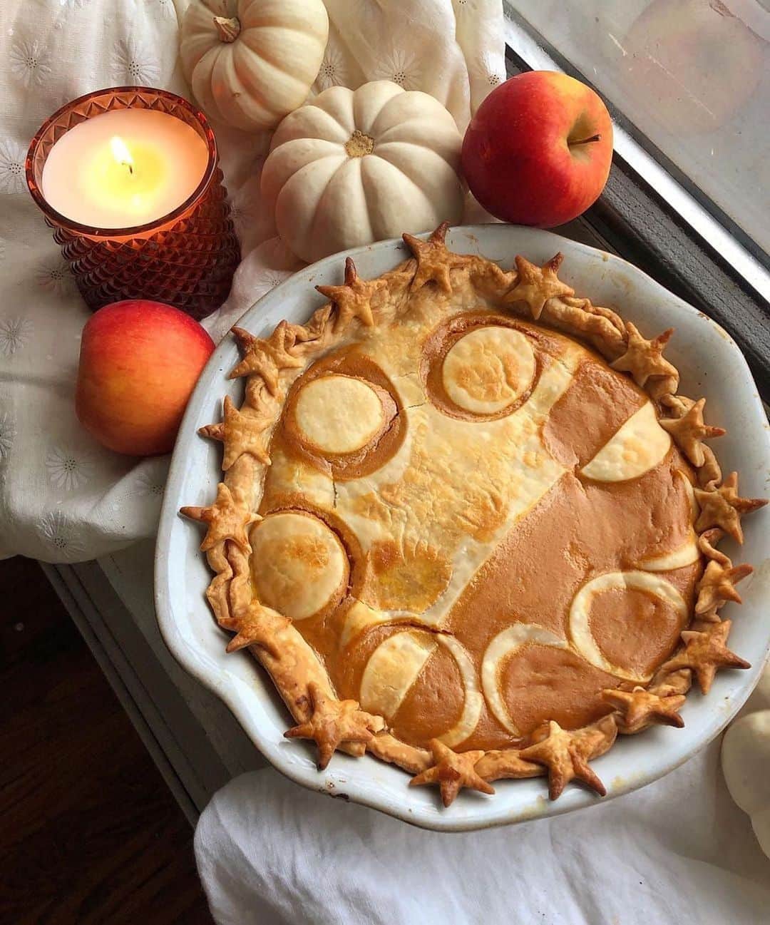 Urban Outfittersさんのインスタグラム写真 - (Urban OutfittersInstagram)「Feels like a good day to bake a pie and light a candle and, yes, take a cute picture of it. @lauren_dozier #UOHome」11月9日 5時36分 - urbanoutfitters
