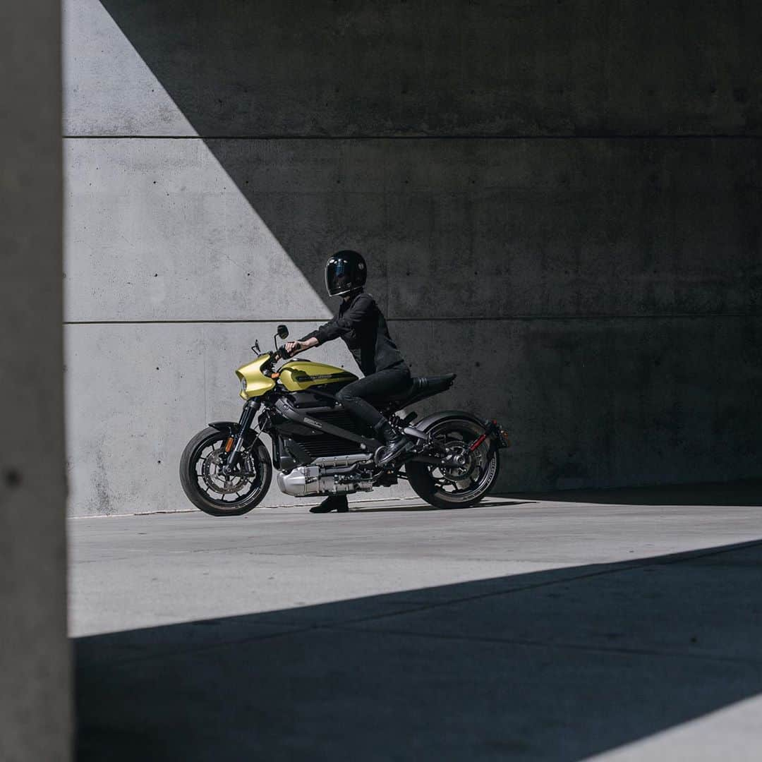 Harley-Davidsonさんのインスタグラム写真 - (Harley-DavidsonInstagram)「“Everyone needs to try this, it only takes once to fall in love. I’ve had a blast playing with this bike, and I can’t express enough how impressed I am.” - @teelalaroux on the #HarleyDavidson #LiveWire.」11月9日 5時37分 - harleydavidson