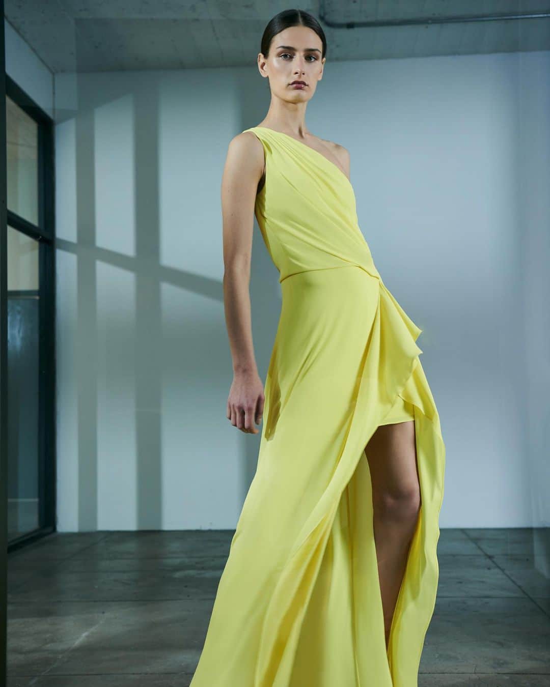 ホルストンのインスタグラム：「New gowns, available now on halston.com」