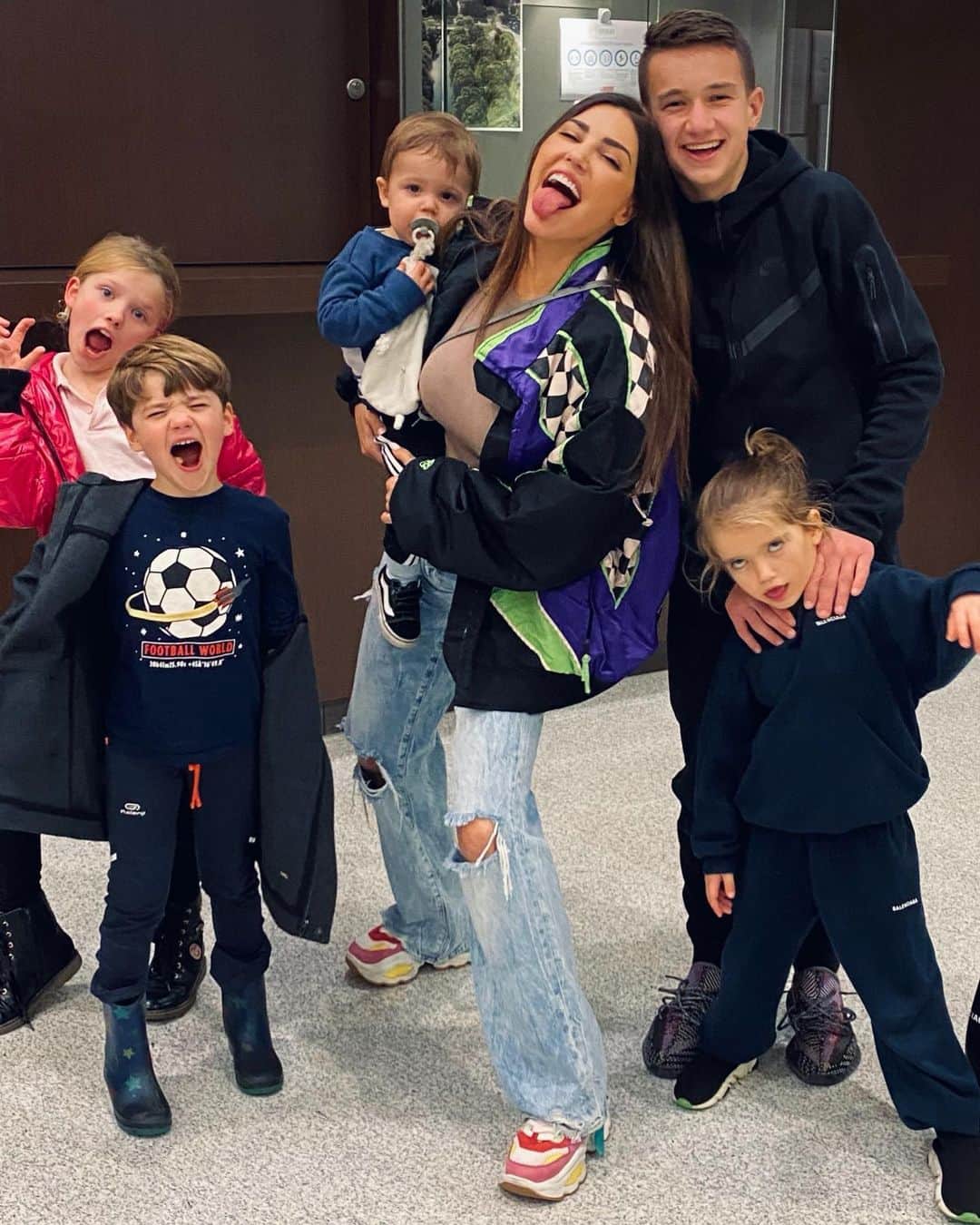 ヨランテ・ヴァン・カスベルヘンのインスタグラム：「My clique #BendeVanEllende 😎」