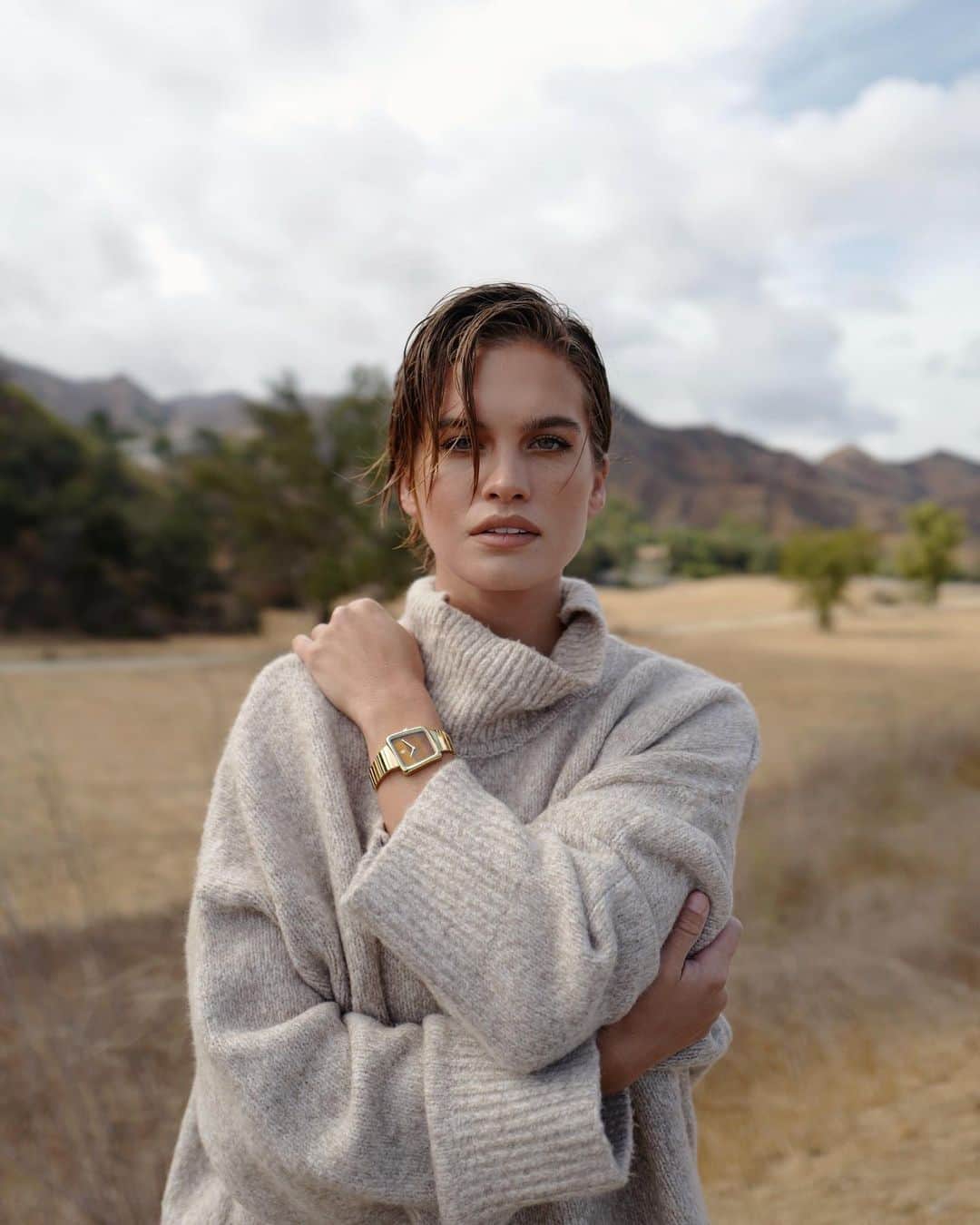 ストーミ・ヘンレイのインスタグラム：「Time to get cozyyy ❄️✨ looooving the new @vanna ⏱💛 #vannala #ad」