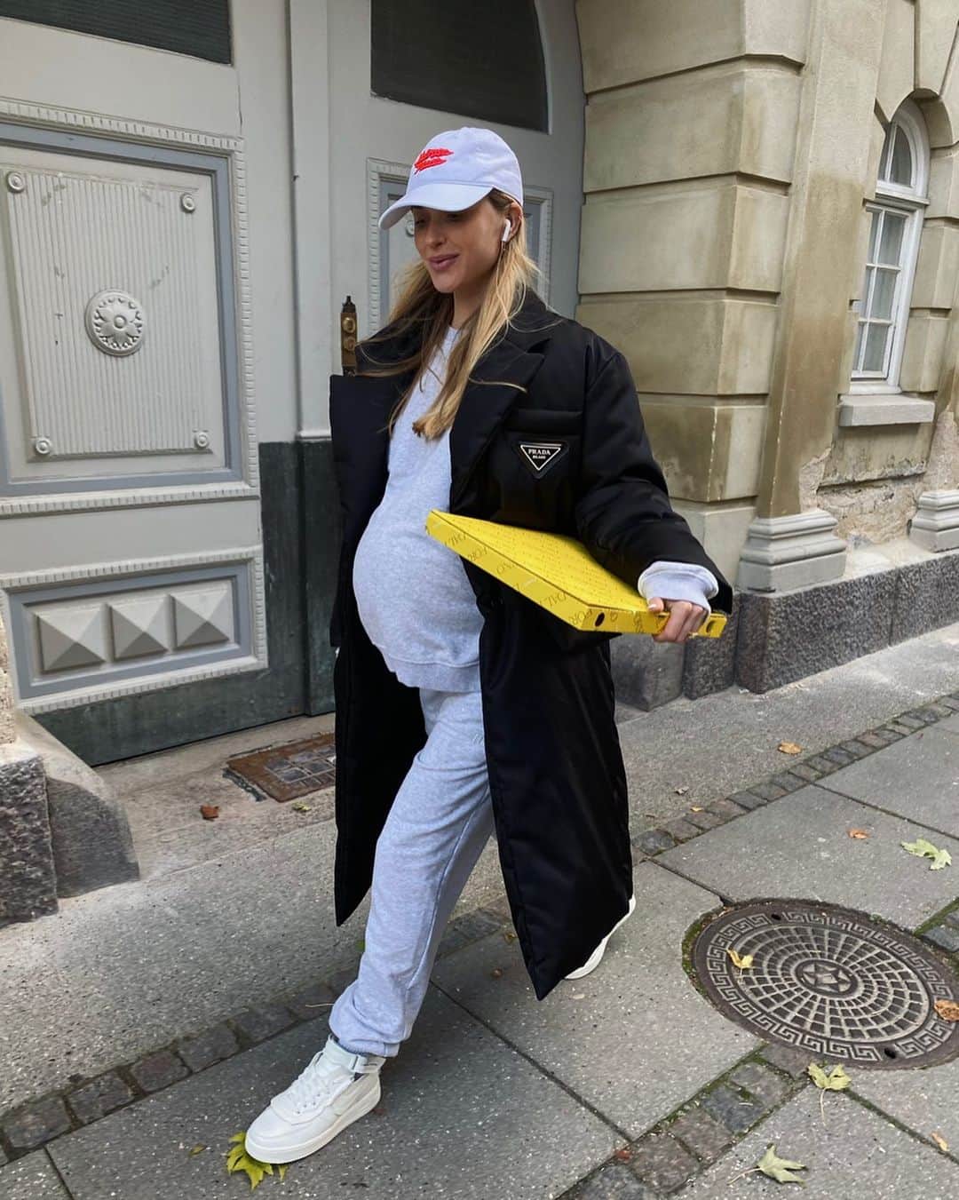 ペニーレ・タイスベックのインスタグラム：「Exercise? I thought you said extra slice🍕」